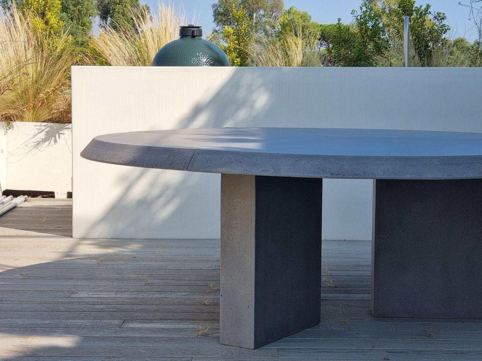 italien Table de salle à manger circulaire en béton Laoban Ultra High Performance Silver Grey Cement en vente