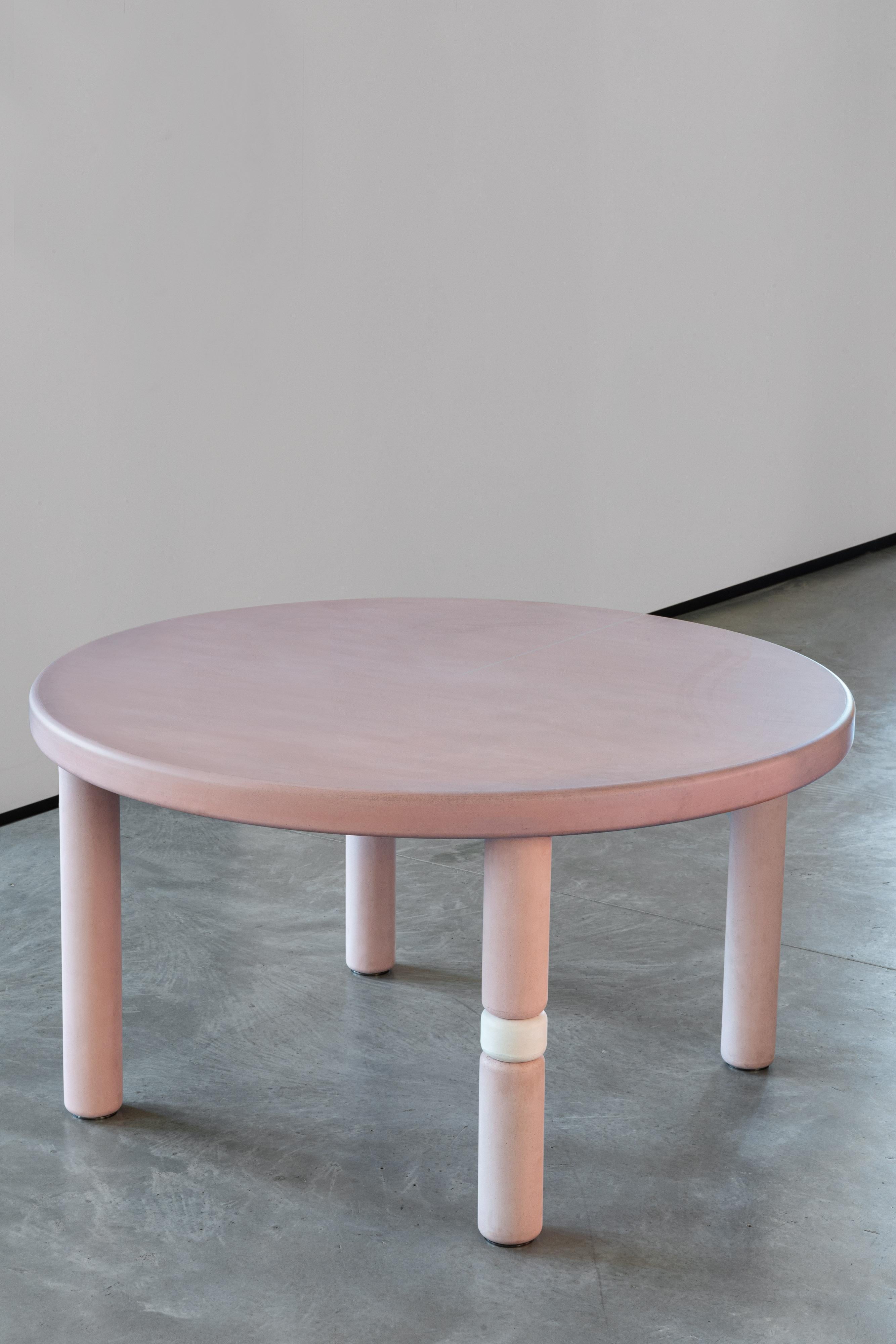 Der runde Flipper-Tisch ist Teil der Flipper-Kollektion, die von Marialaura Irvine entworfen wurde. Spiel, Farbe und Freiheit sind die Schlüsselwörter dieser neuen Kollektion, die auf dem Prinzip 