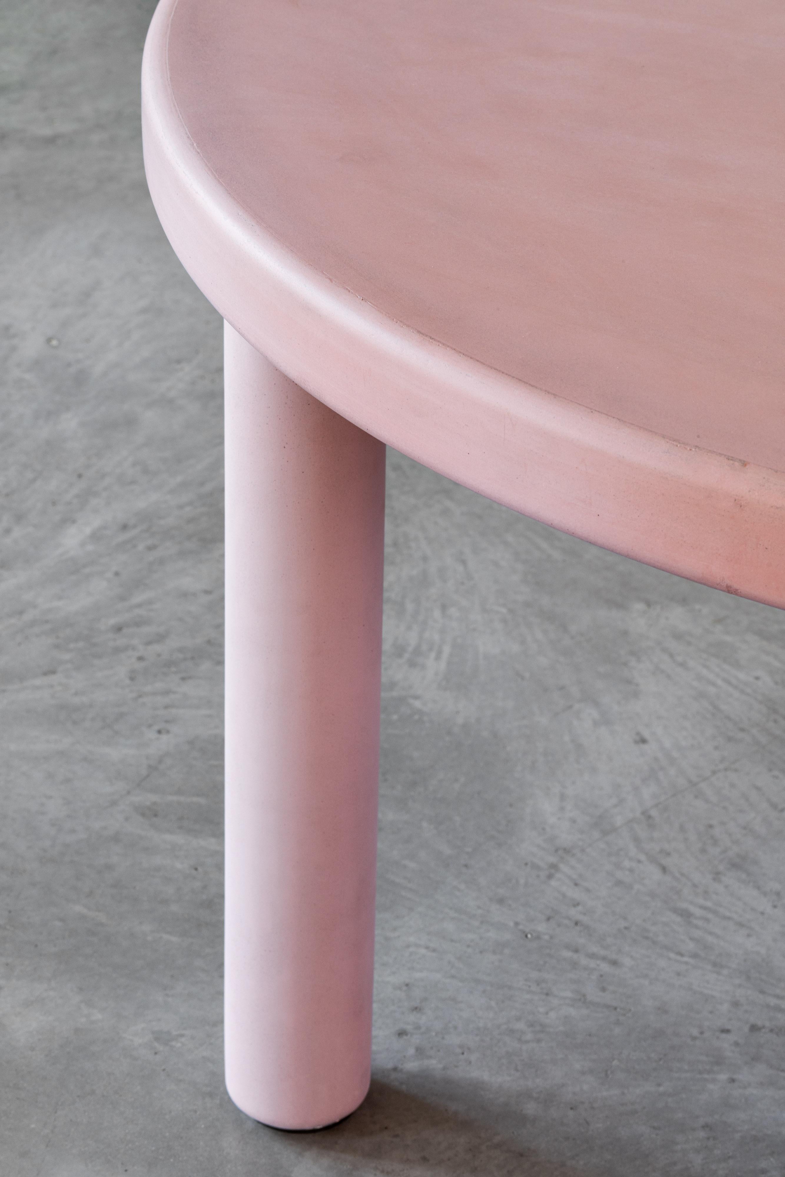 Runder Tisch aus Beton, Flipper Collection Studio Irvine für Forma & Cemento  (Brutalismus) im Angebot
