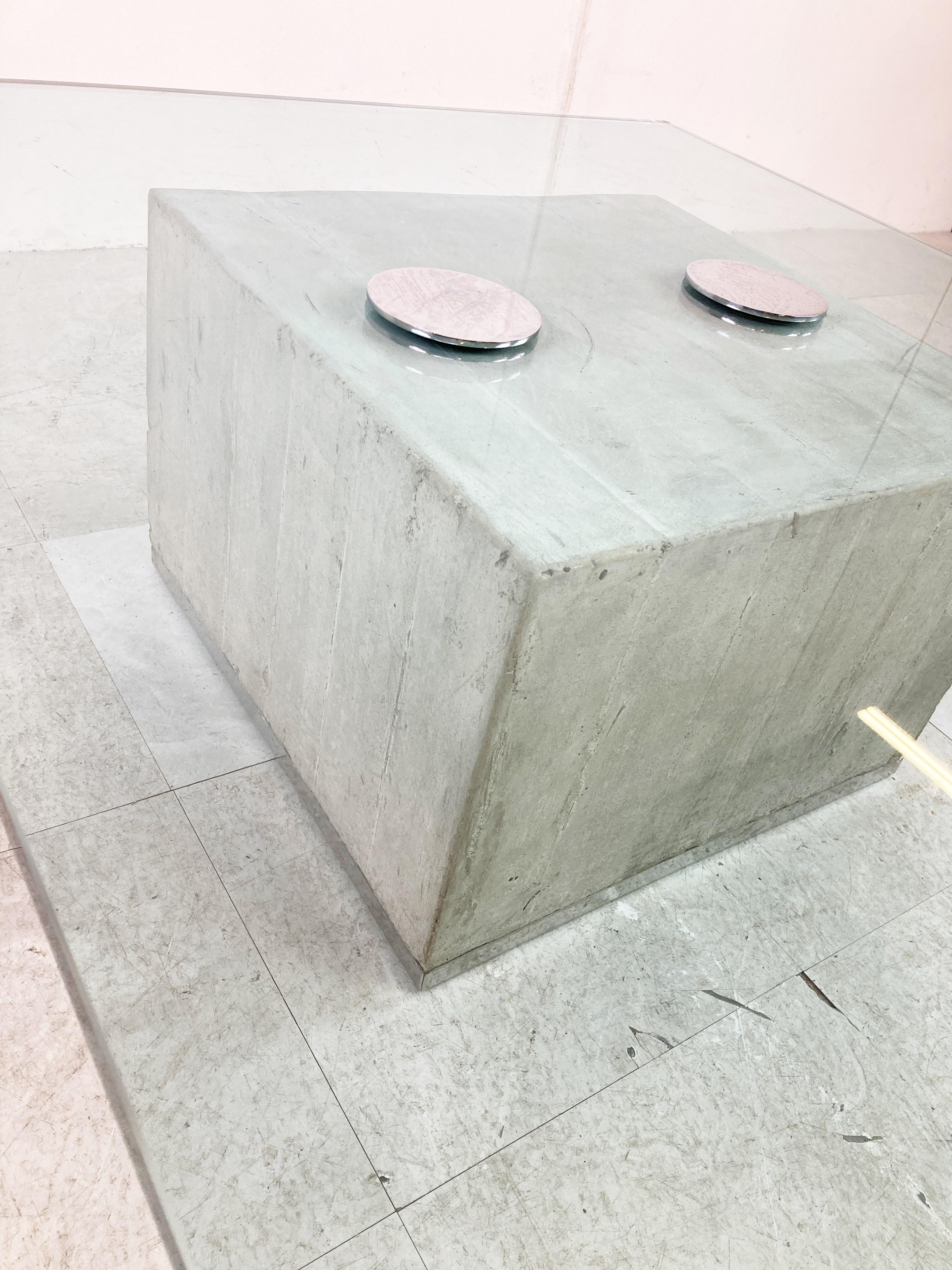 Couchtisch aus Beton und Chrom mit dicker Glasplatte. - Modell Sapo.

Entworfen von Sergio und Giorgio Saporiti für Saporiti.

Dieser Couchtisch aus Beton ist ein schöner Blickfang und dank des nicht zentrierten Tischfußes einzigartig. 

Der Deckel