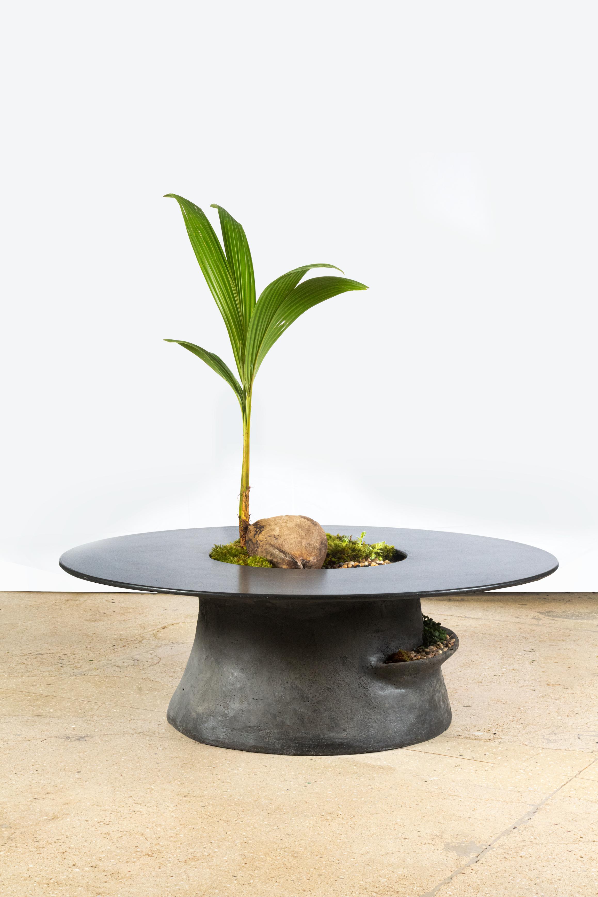 Table basse Caldera en béton par Opiary (18 po. (H) Neuf - En vente à Brooklyn, NY