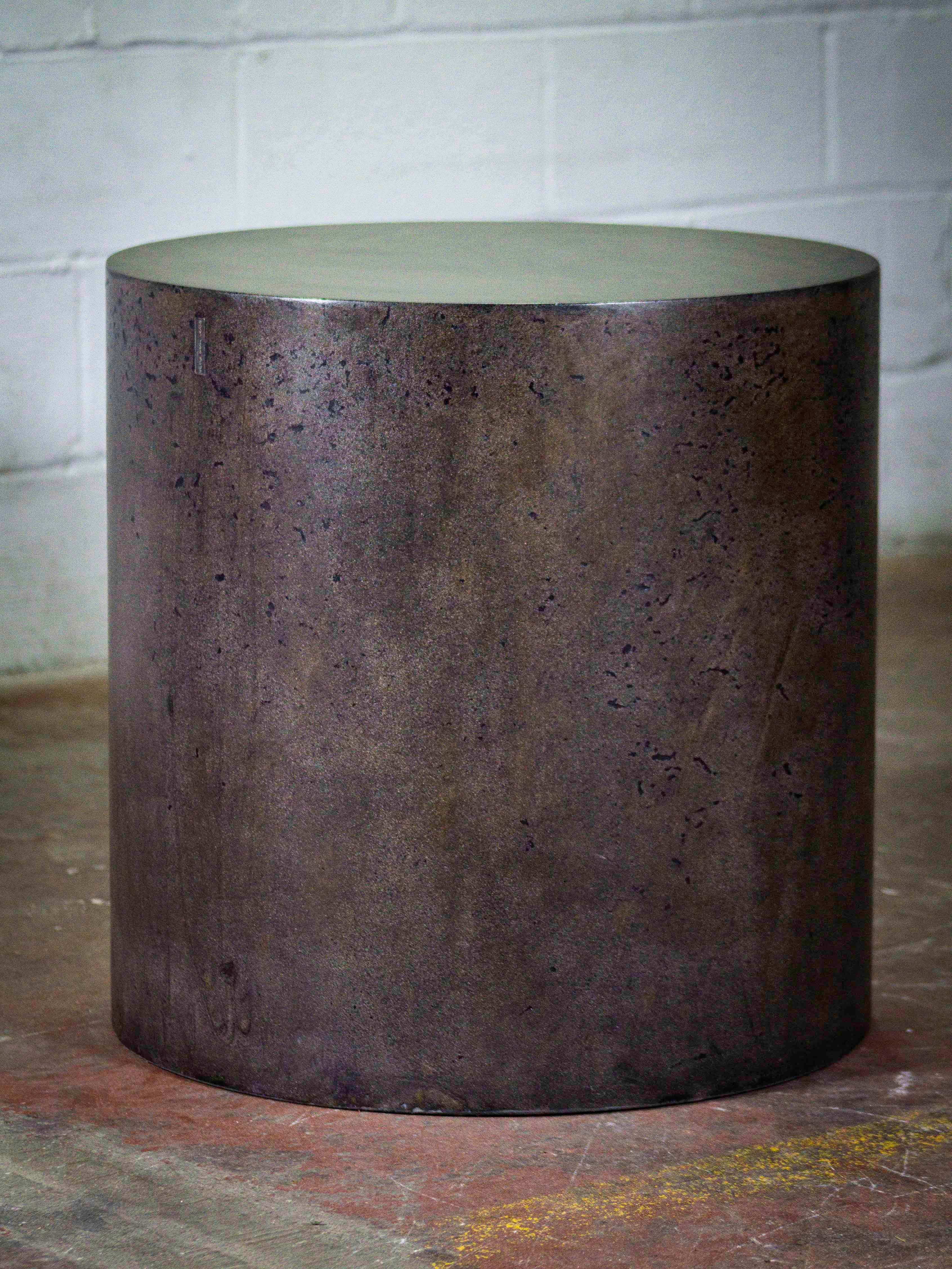 Cilindro de hormigón, espresso frotado by Dylan Myers Siglo XXI y contemporáneo en venta