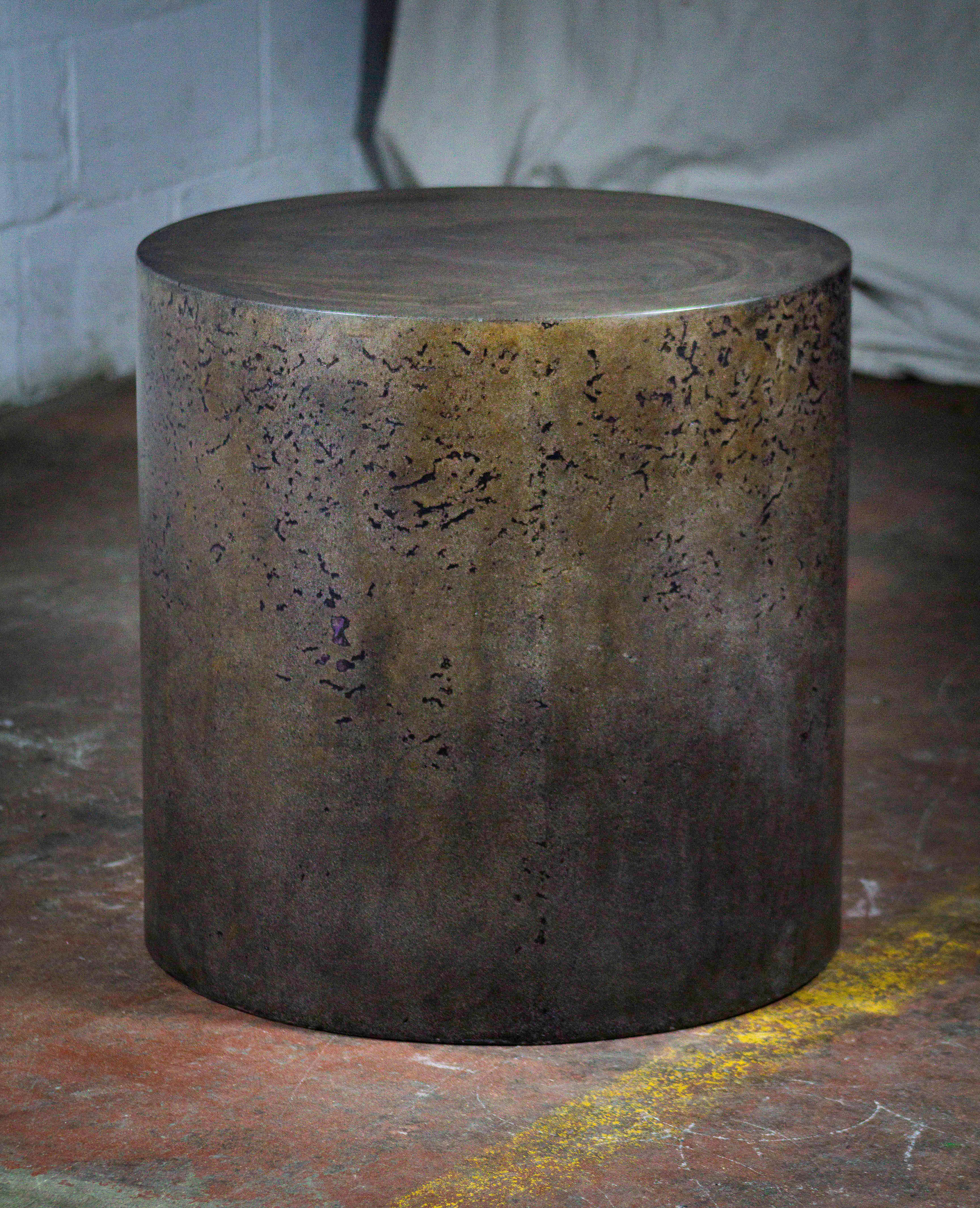 Cilindro de hormigón, espresso frotado by Dylan Myers Concreto en venta