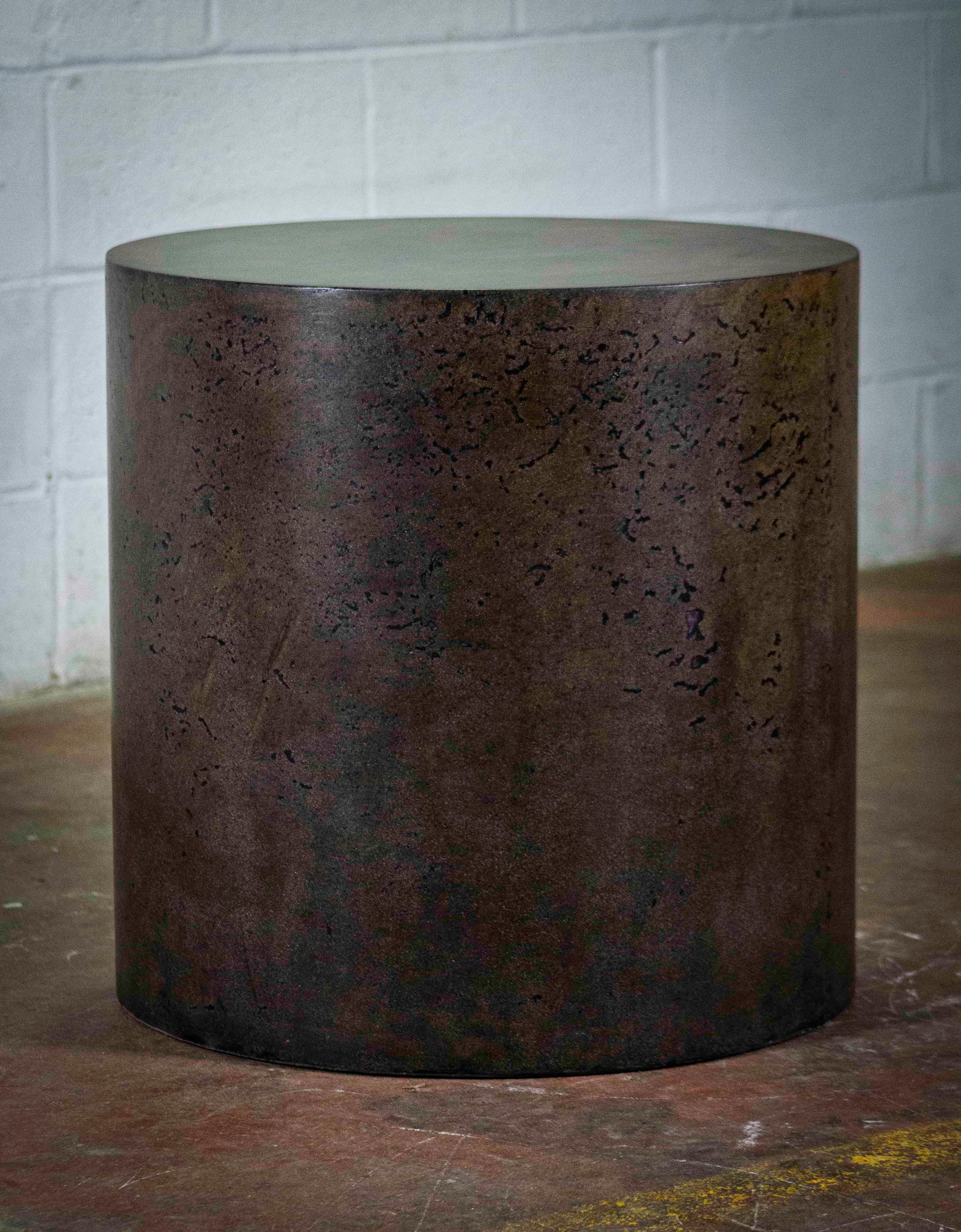Cilindro de hormigón, espresso frotado by Dylan Myers en venta 2
