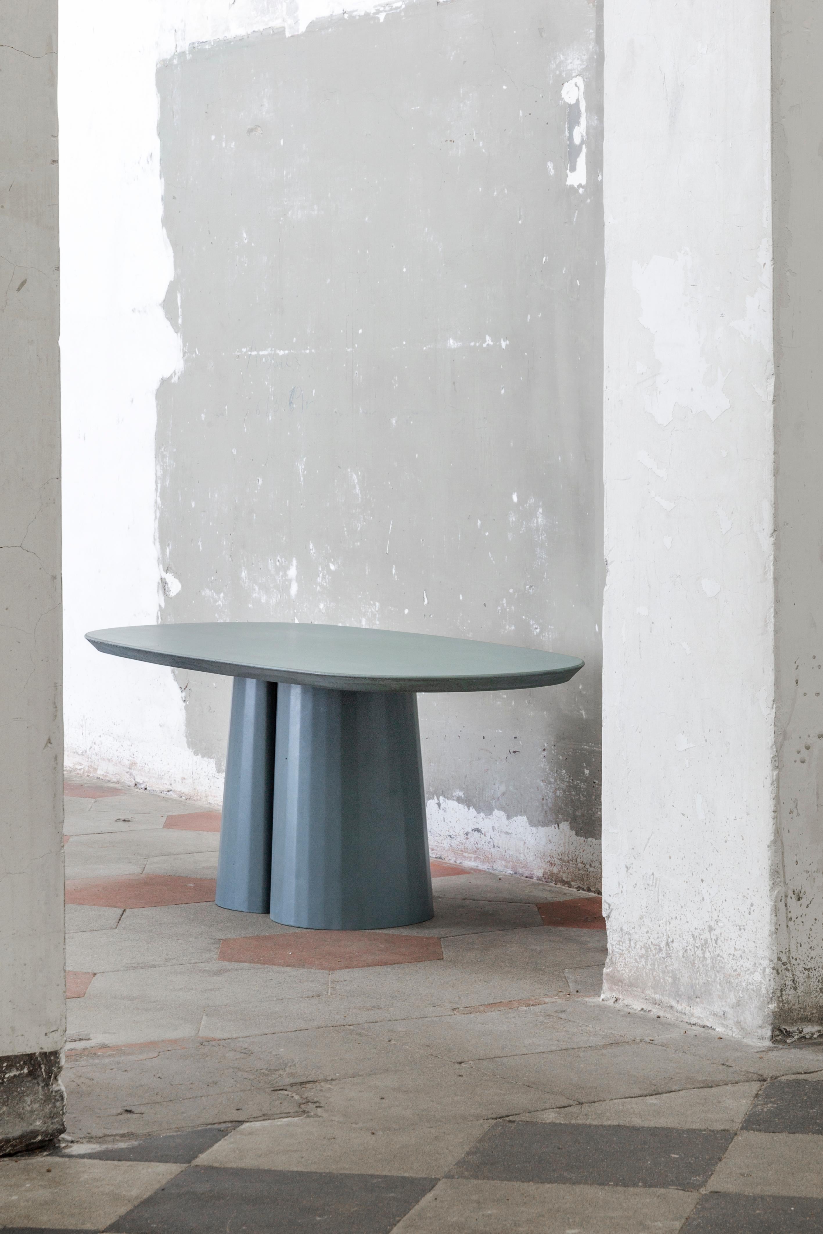 italien Table basse ovale en béton pour paysage domestique Ultramarine Cement fabriquée en Italie en vente