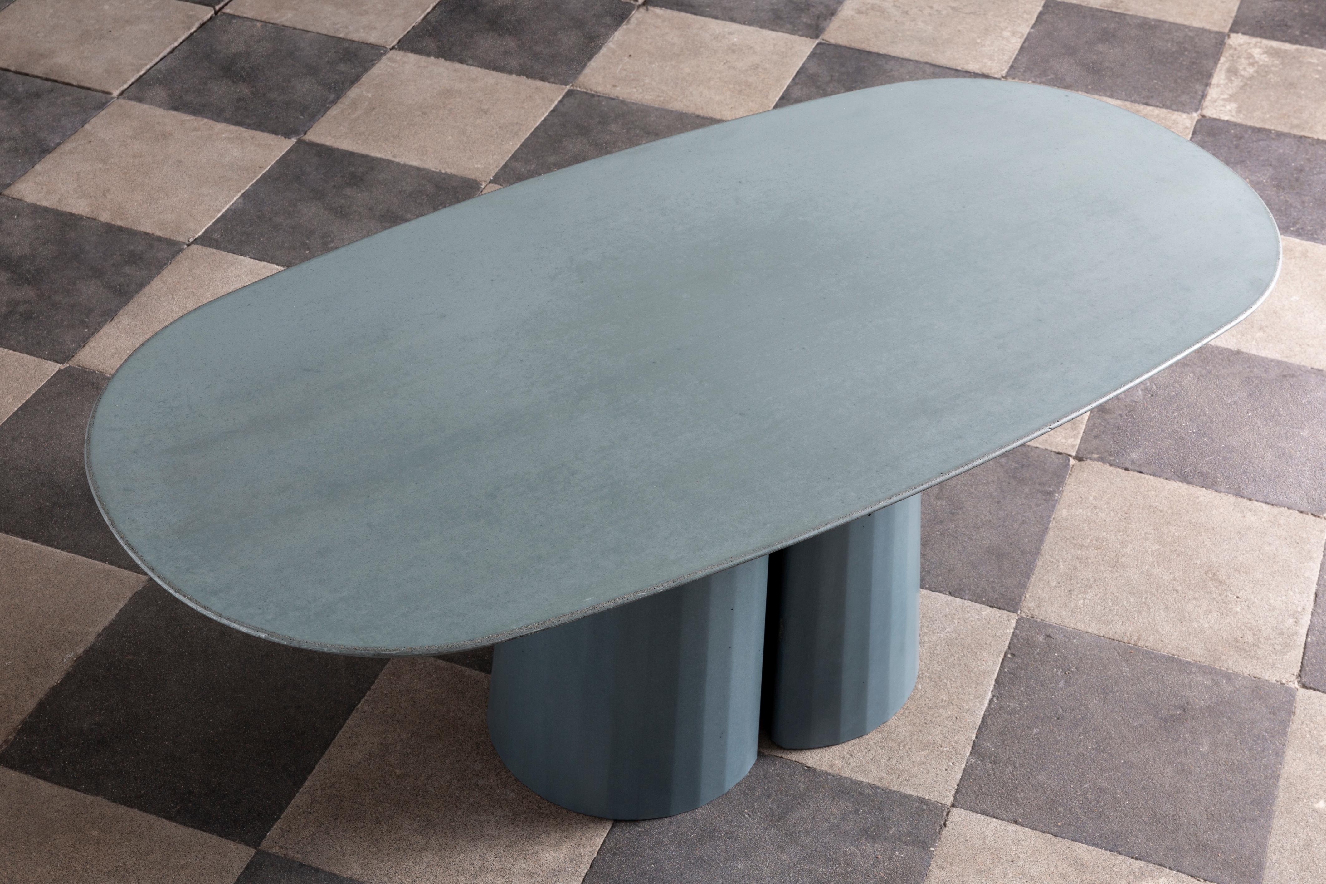 Romain classique Table basse ovale en béton pour paysage domestique Ultramarine Cement fabriquée en Italie en vente