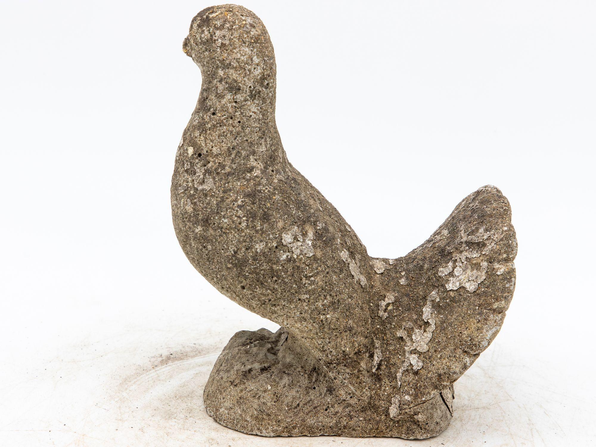Ce magnifique ornement de jardin en pierre de béton en forme de colombe présente un design modeste et gracieux qui apporte un sentiment de paix et de sérénité à votre décoration extérieure. La colombe est perchée sur un rocher, avec des détails