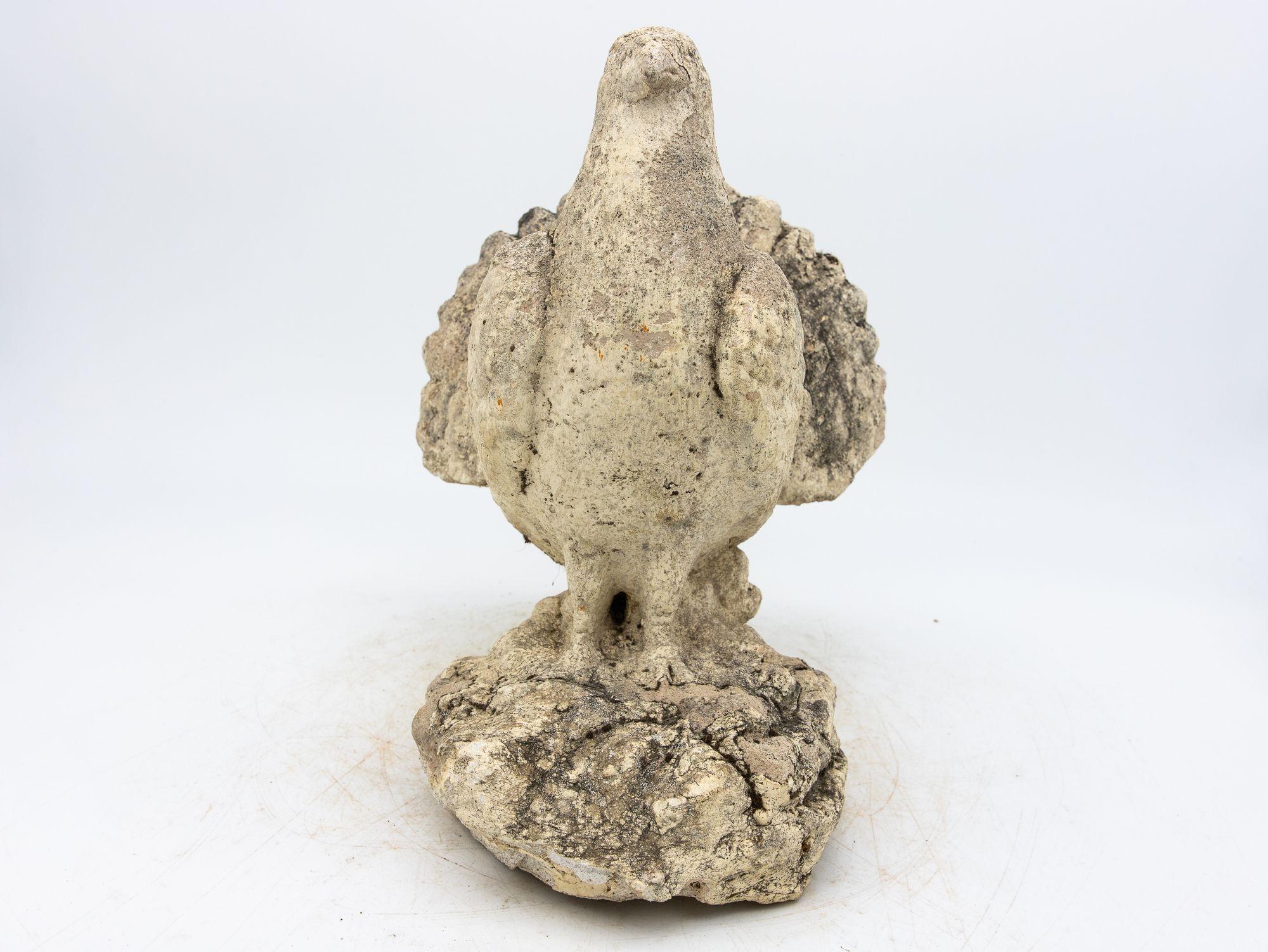 Adorno de jardín de hormigón de mediados del siglo XX con forma de paloma. La paloma está posada en una roca con preciosos detalles en las robustas plumas de la cola, la cara y las garras. Restos de la pintura original. Ten en cuenta que el desgaste
