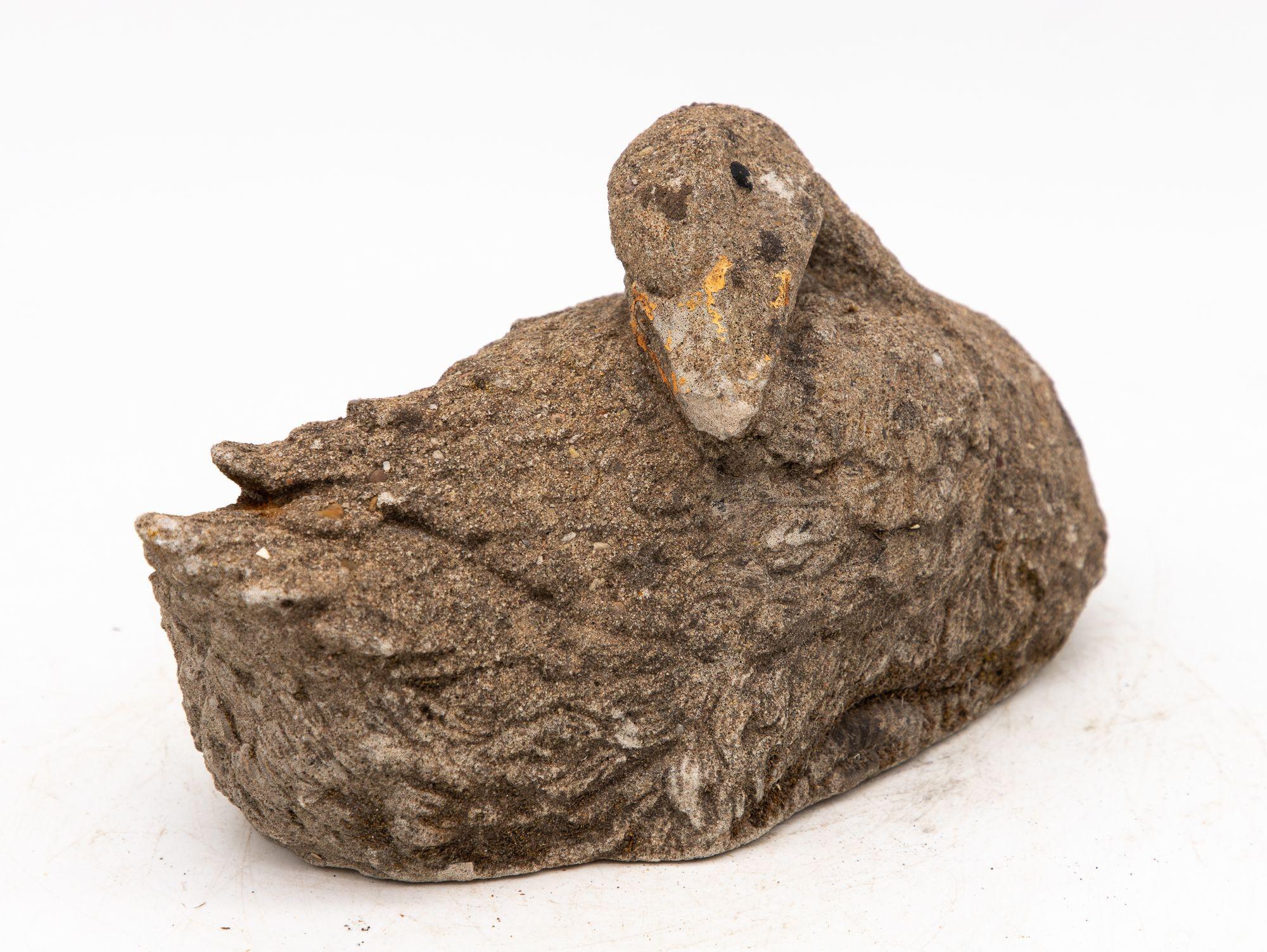 Français Ornement de jardin avec canard en béton, France, 20ème siècle en vente