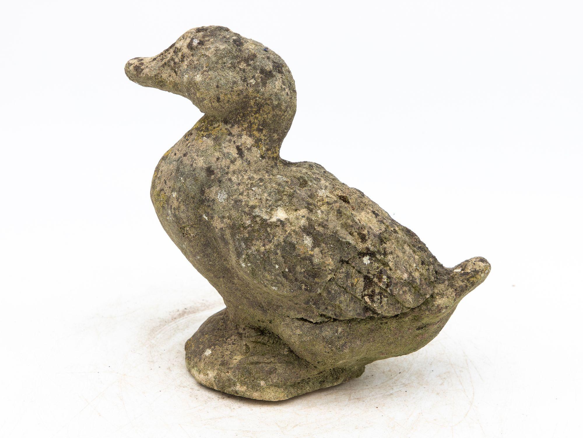 Français Ornement de jardin avec canard en béton, France, 20ème siècle en vente