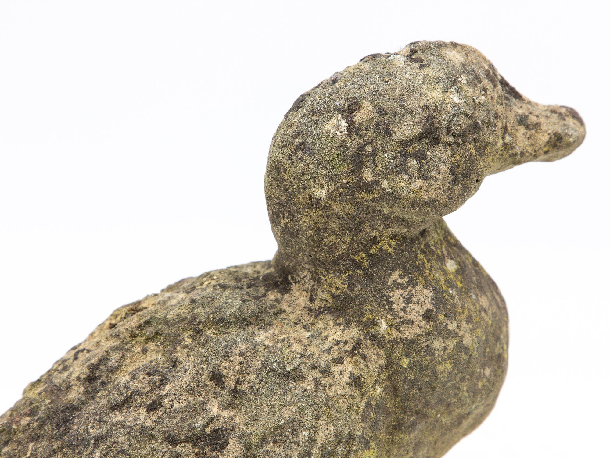 Milieu du XXe siècle Ornement de jardin avec canard en béton, France, 20ème siècle en vente