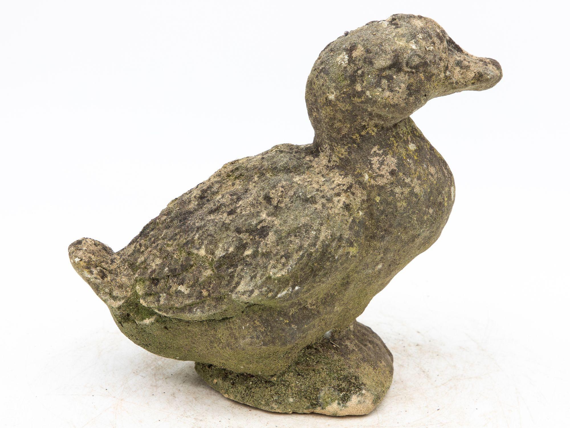 Béton Ornement de jardin avec canard en béton, France, 20ème siècle en vente