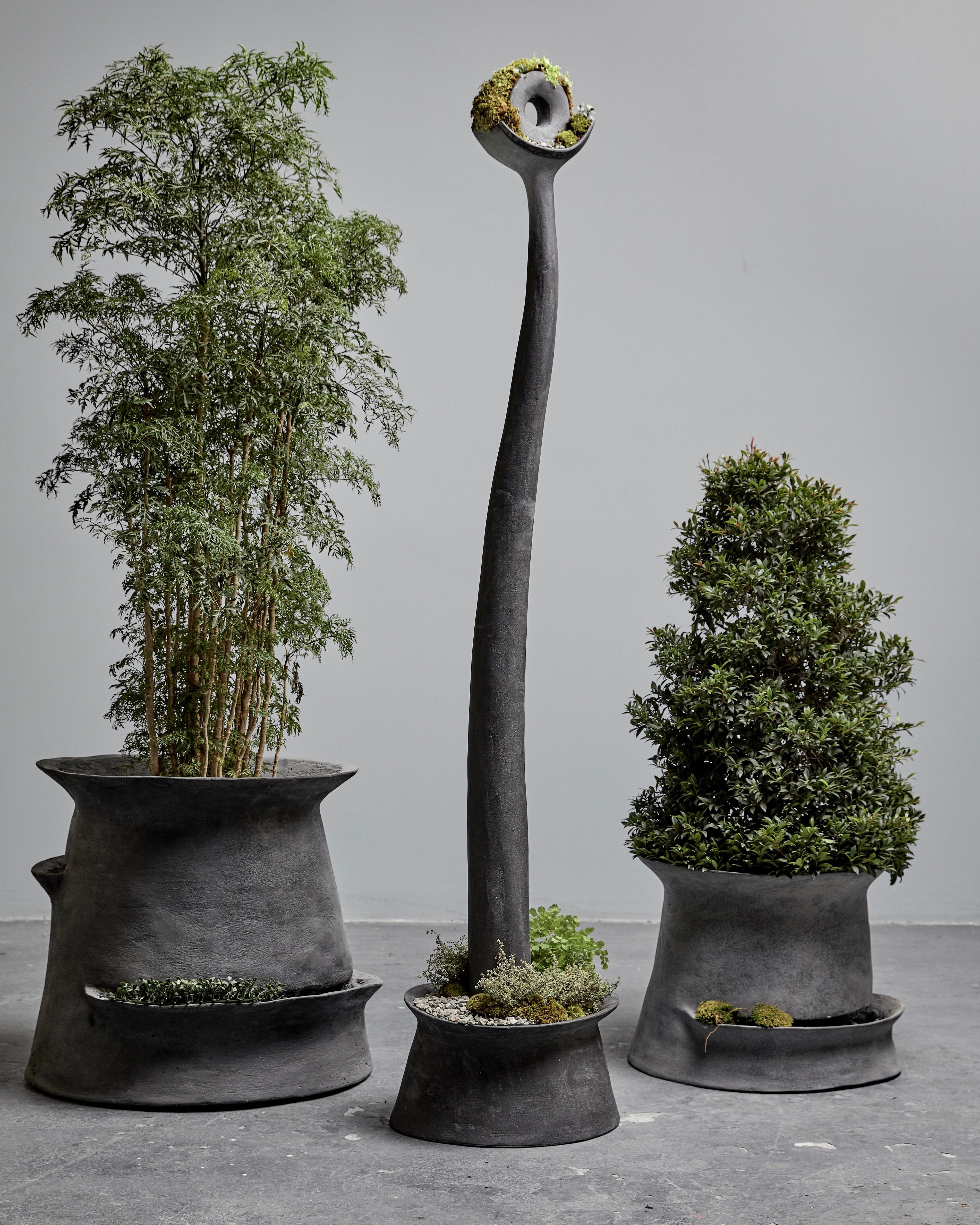 Jardinire en bton Echelon par Opiary (D32 po., H20 po.) Neuf - En vente à Brooklyn, NY