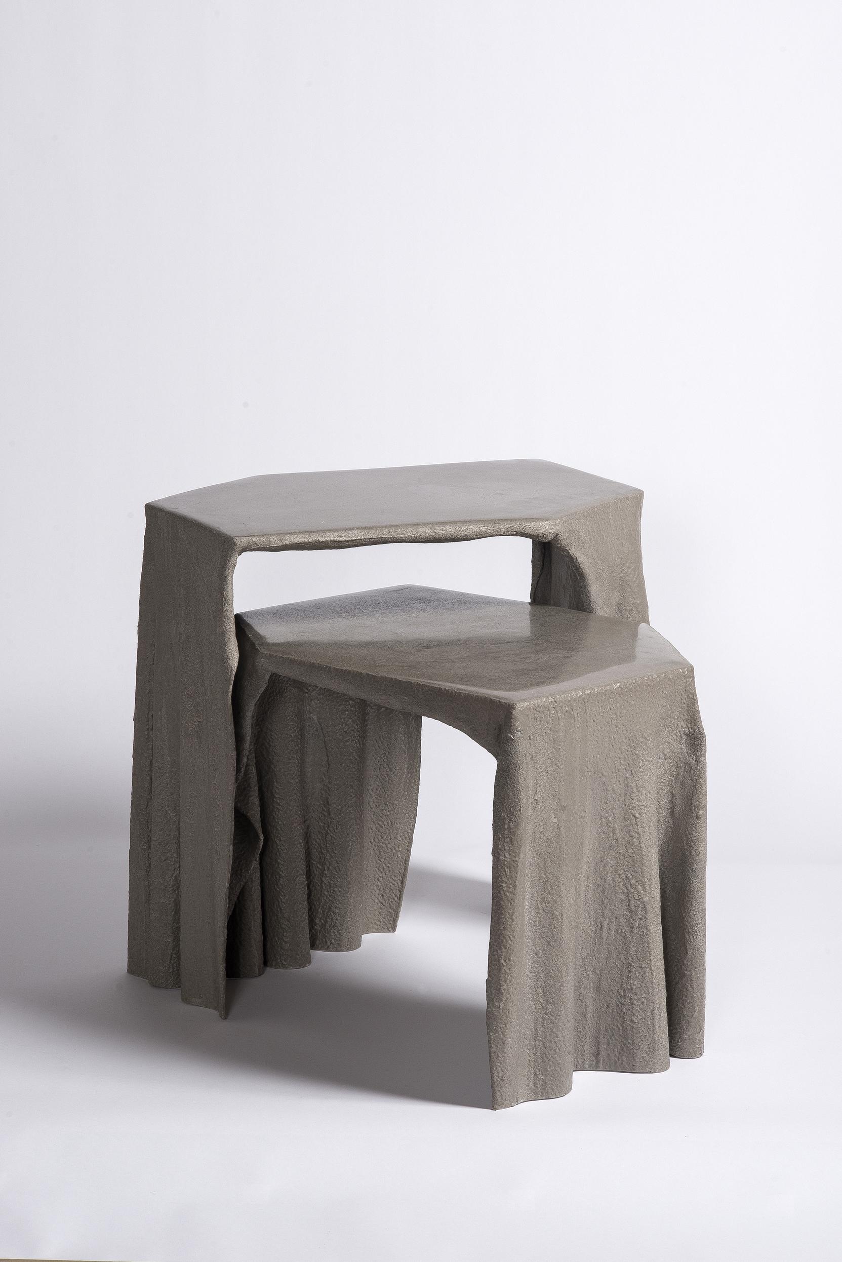 Inspiriert von Antoni Gaudís Formstudie mit der Schwerkraft. Die organische Form dieses Tisches ist von natürlichen Strukturen wie Bäumen abgeleitet. Trotz seines filigranen Aussehens kann der Tisch ein Gewicht von etwa 40 Pfund tragen, obwohl er
