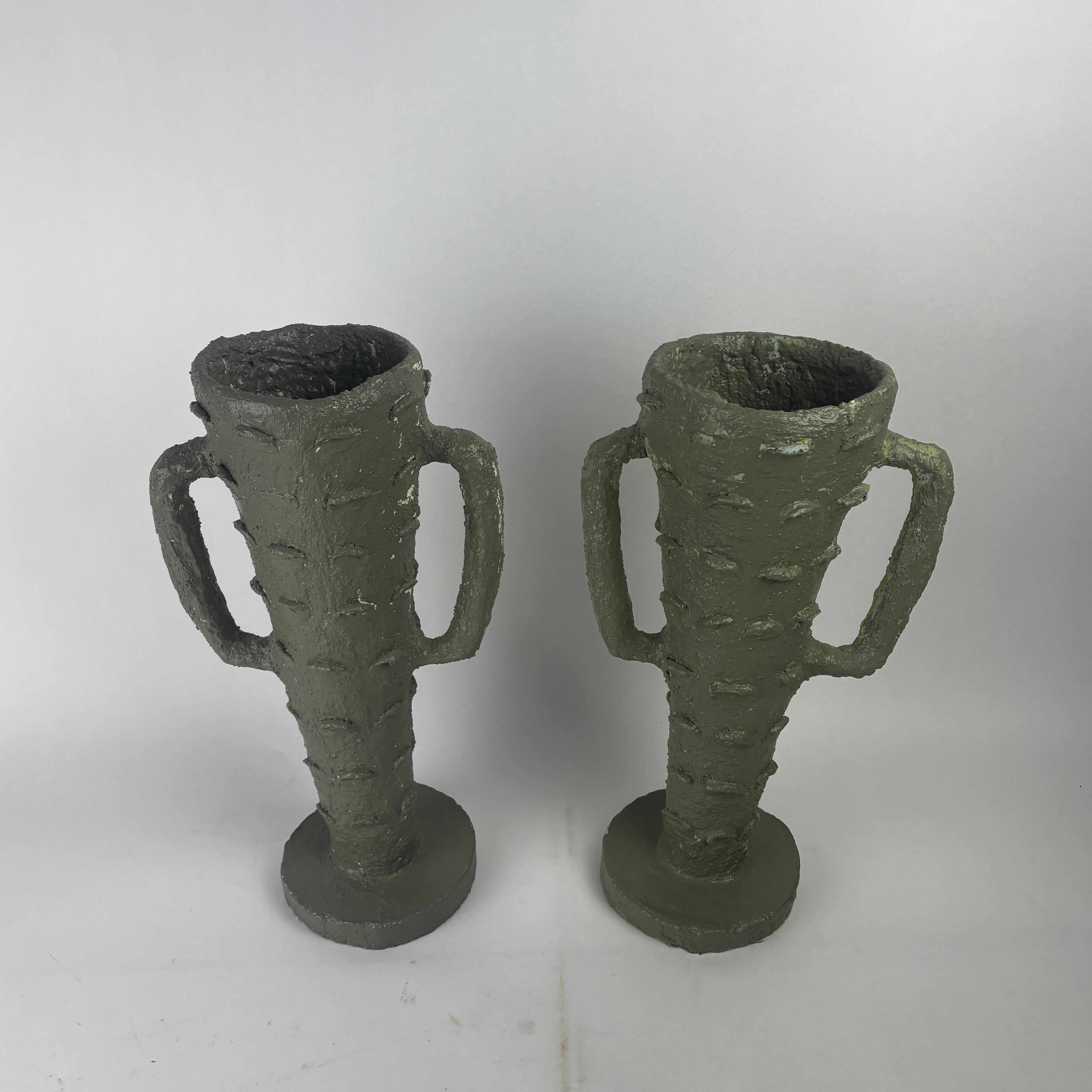 Vaso di fiori scolpiti in cemento Control Valdez con smalto grigio.

Control era un appaltatore che lavorava nel settore del cemento con sede ad Austin e San Antonio in Texas, non si sa molto di lui e tutte le informazioni che ho mi sono state