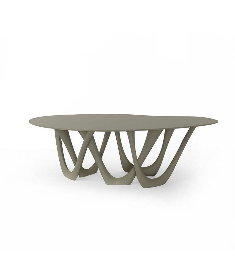 G-Tisch aus grauem Betonstahl von Zieta
Abmessungen: T 110 x B 220 x H 75 cm 
MATERIAL: Kohlenstoffstahl. 
Ausführung: pulverbeschichtet.
Erhältlich in den Farben: beige, schwarz/braun, schwarz glänzend, blaugrau, betongrau, graphit, graubeige,
