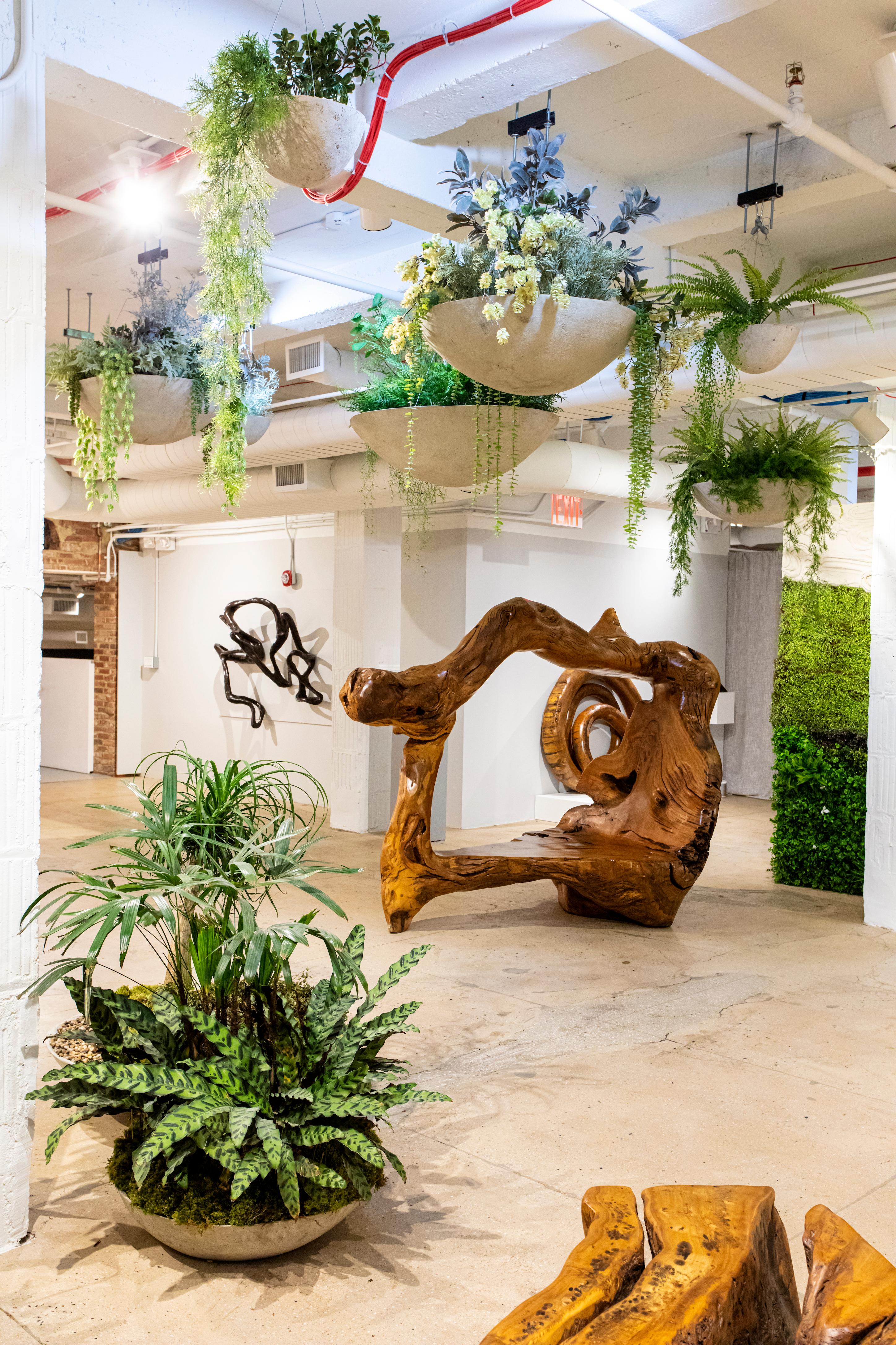 Opiary ist ein biophiles Design- und Produktionsstudio mit Sitz in Brooklyn. Wir integrieren die Natur in jeden unserer Entwürfe, indem wir lebendes Grün und organische Formen in maßgefertigte Möbel, Pflanzgefäße und Skulpturen integrieren. Durch