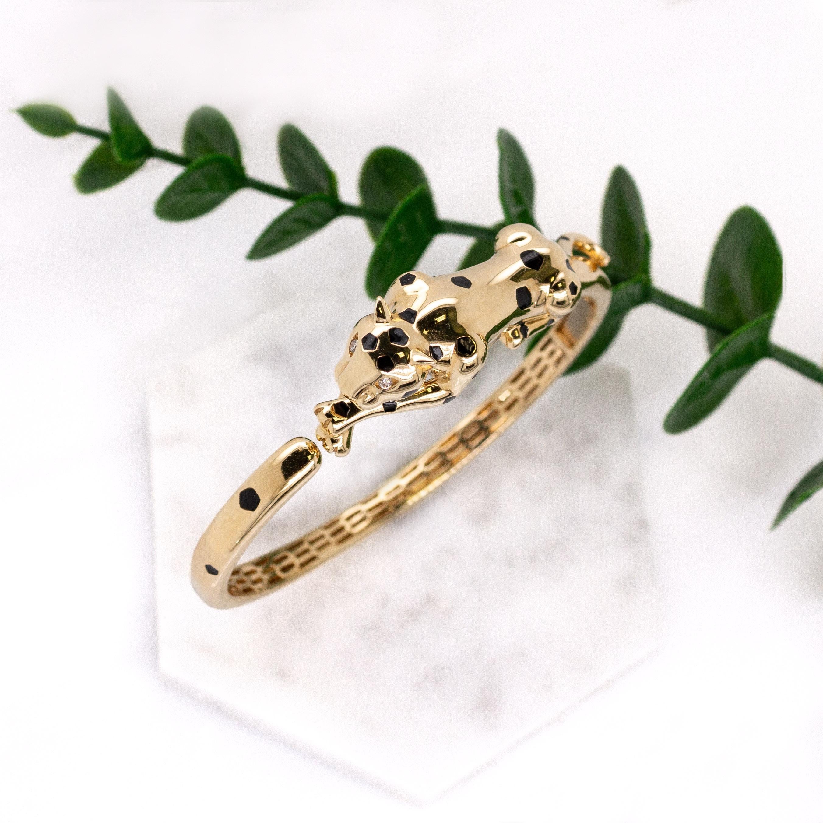 Concrete Jungle Chic - Fierce Leopard Bangle w Diamond Accents in 14K Solid Gold (Rundschliff) im Angebot