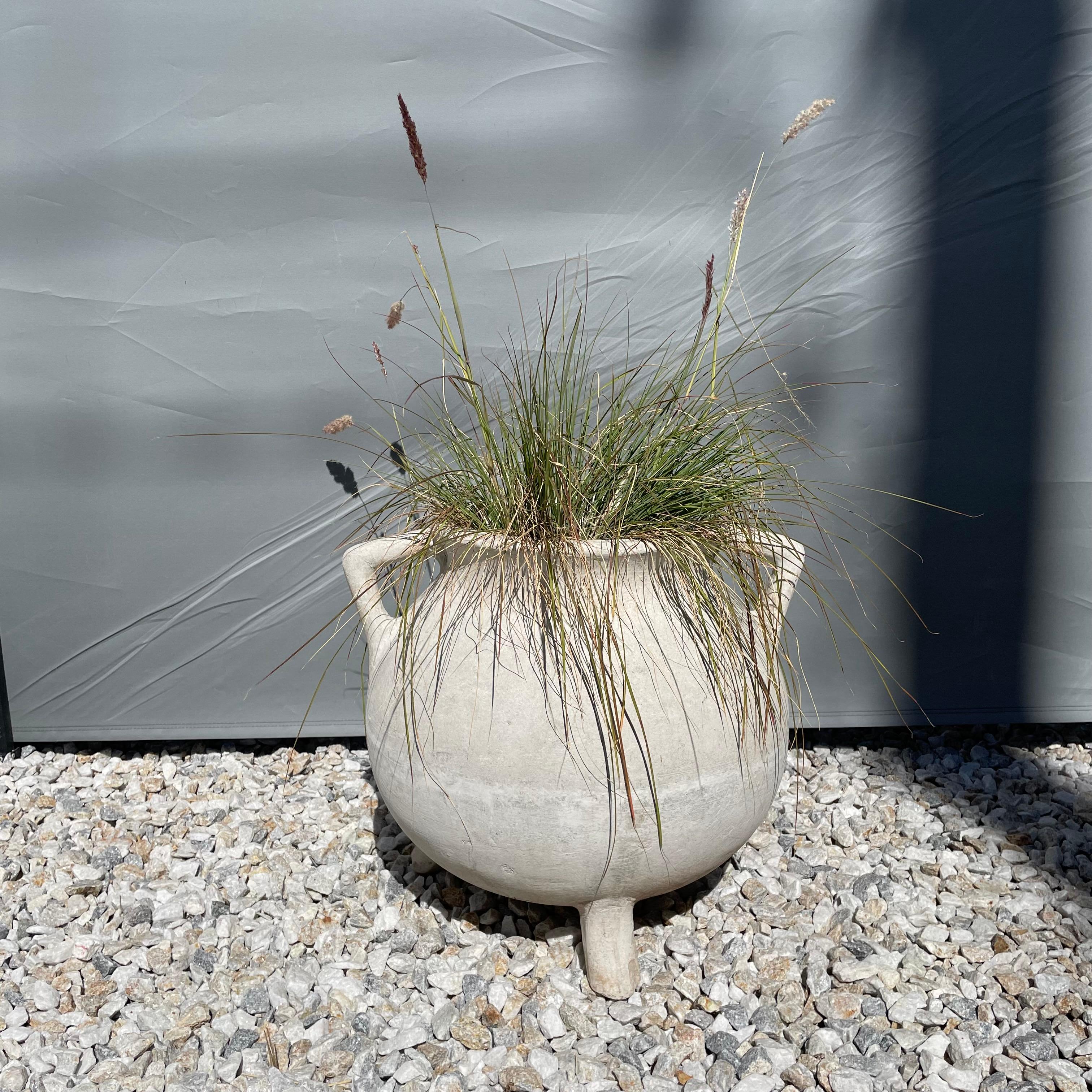 Fantastiques jardinières sculpturales en béton de Willy Guhl. Grande cruche avec des poignées des deux côtés et reposant sur trois pieds. Chaque pièce présente une belle patine. 3 pièces encore disponibles. Les prix sont fixés à l'unité.