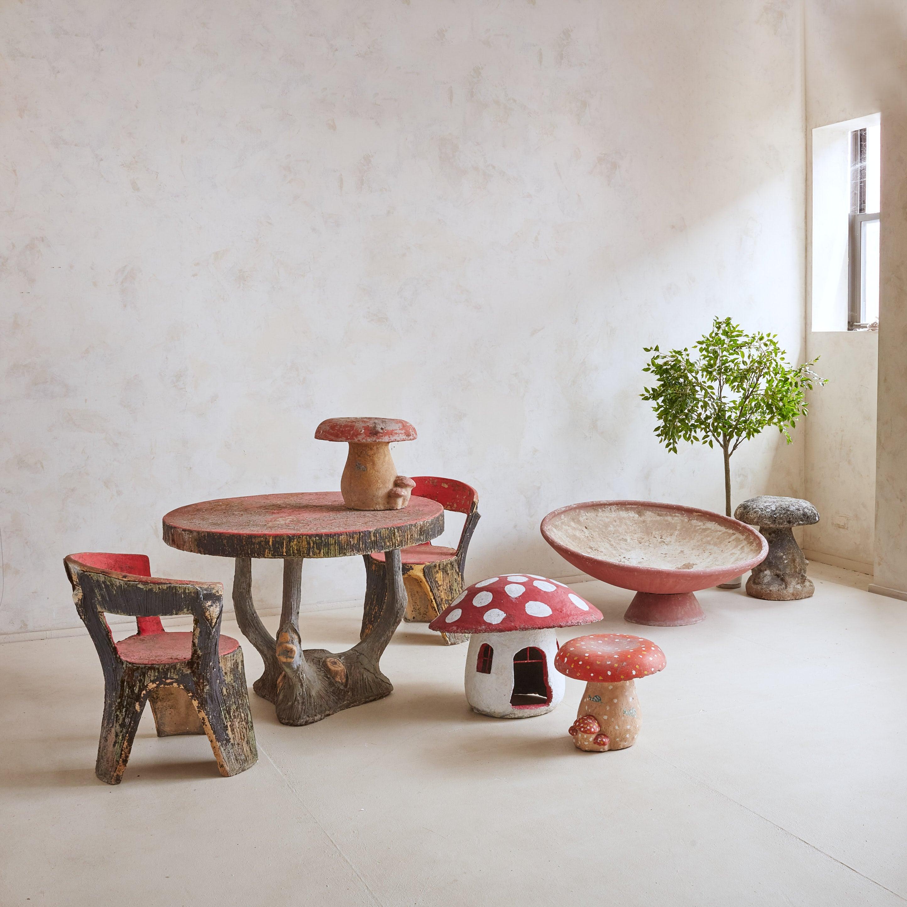 Una scultura di funghi in calcestruzzo proveniente dal sud della Francia. Questa decorazione da giardino può essere utilizzata sia all'interno che all'esterno; è giocosa, stravagante e ha resistito alla prova del tempo. Francia, anni