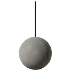 Lampe à suspension en béton Moon S de Bentu Design