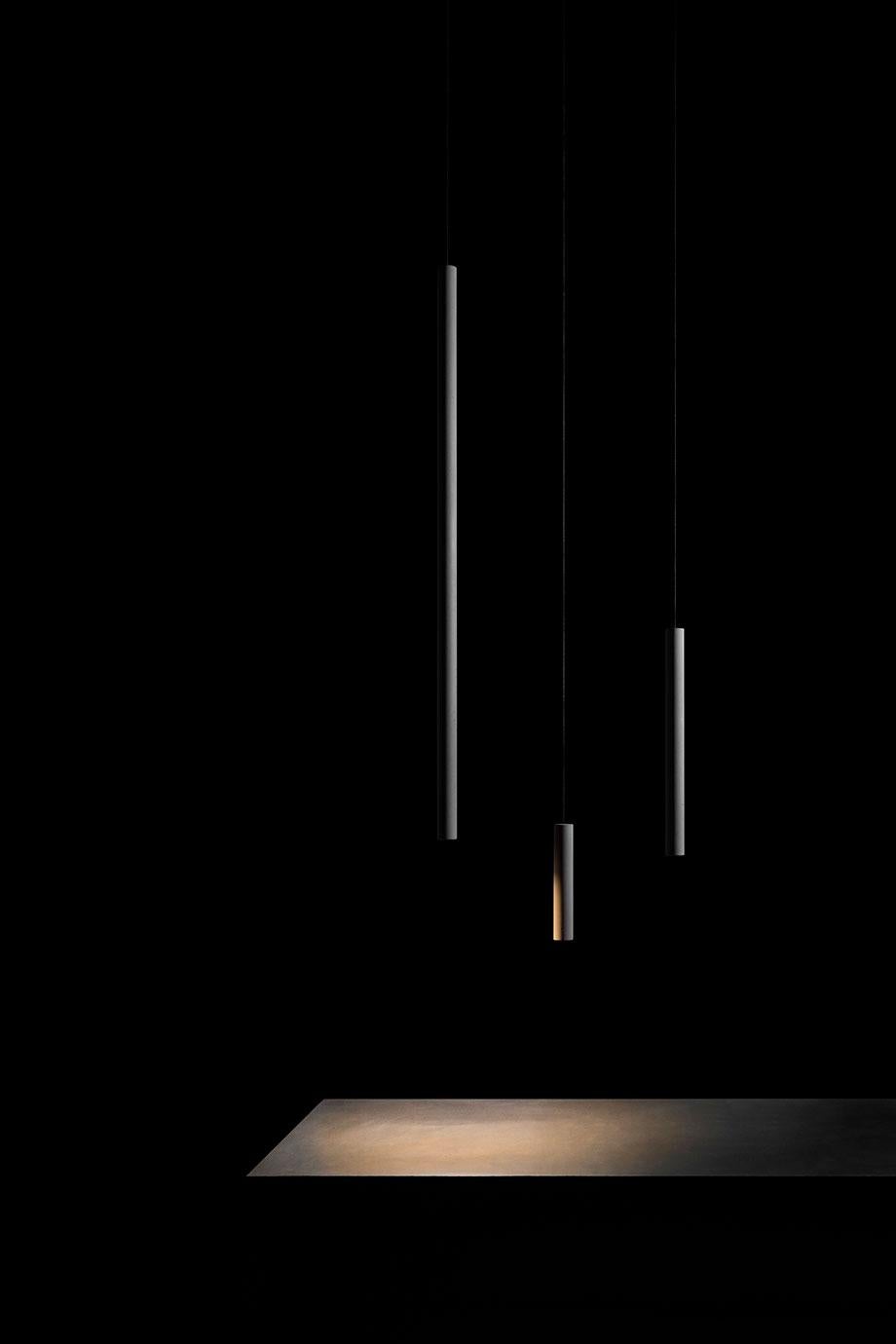 Lampade da soffitto in cemento progettate dallo studio cantonese Bentu Design.

Materiale: Calcestruzzo, avanzi di demolizione
Dimensioni: Ø34×400 mm
Peso: 0.75 kg
Colore: Grigio cemento
Cavo: 2 m, nero
Sorgente luminosa: G4 LED 3W 185-220V 80Ra