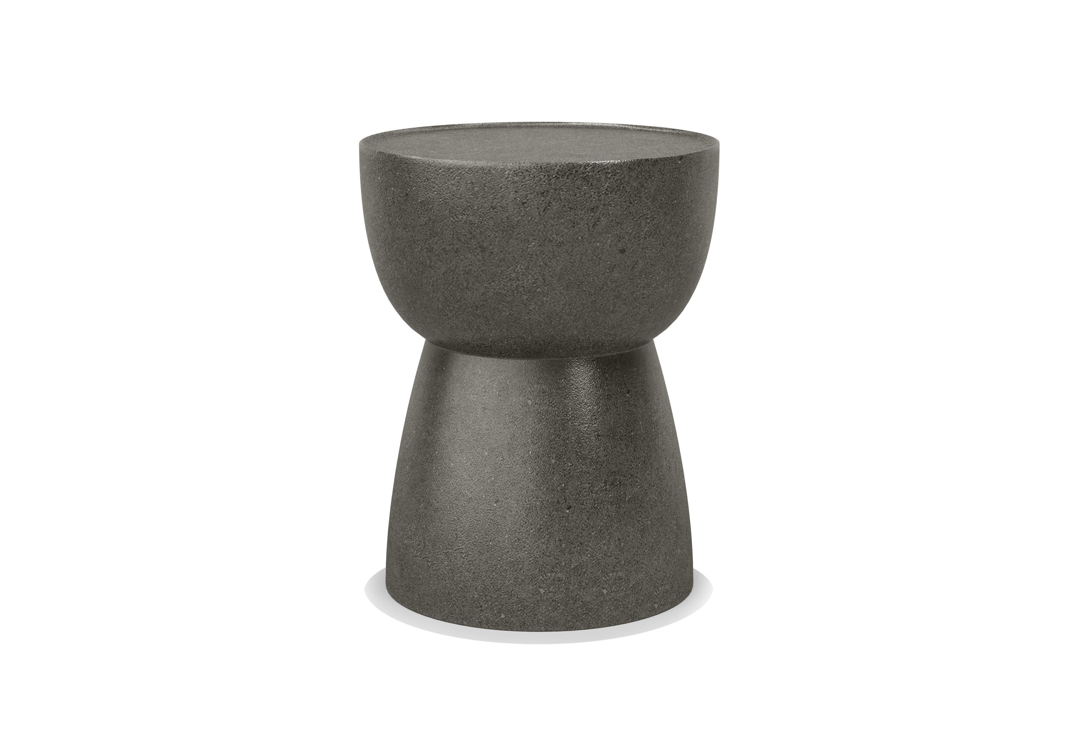 Couchtisch Pigalle aus Beton von SNOC
Abmessungen: B 40 x H 50 cm.
MATERIALIEN: Beton. 


Die Collection'S Pigalle unterstreicht das Gefühl von Leichtigkeit und Solidität mit ihrer Aluminium-Skelettstruktur, die zeitloses Design und moderne