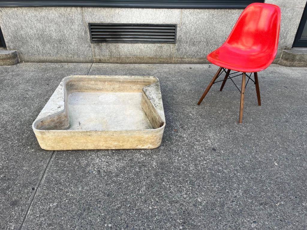 Concrete Planter by Willy Guhl for Eternit, Switzerland ca. 1960s In Good Condition For Sale In Geneva, CH