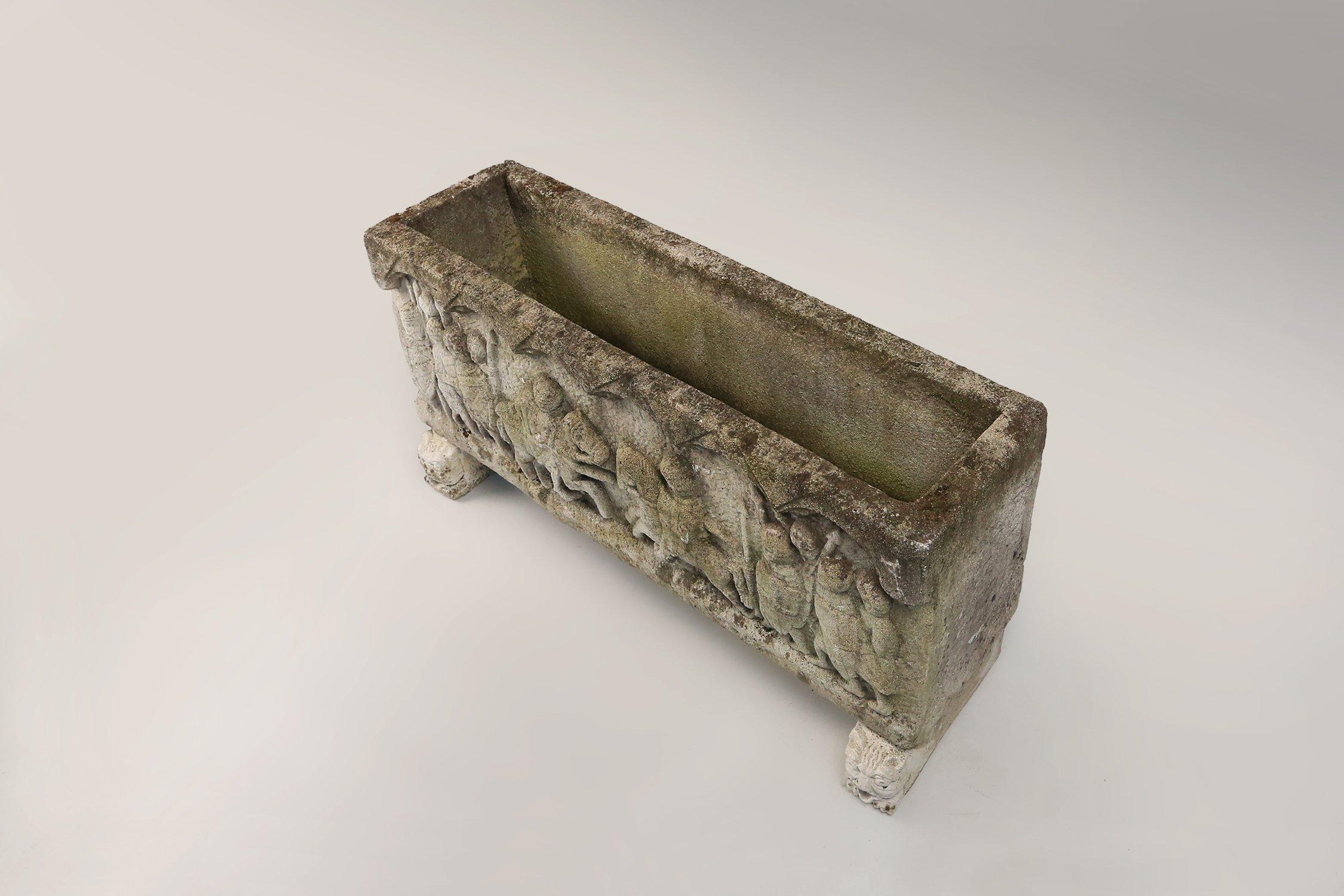 Jardinière en béton avec facade sculptée de style romain, France, années 1920 en vente 3