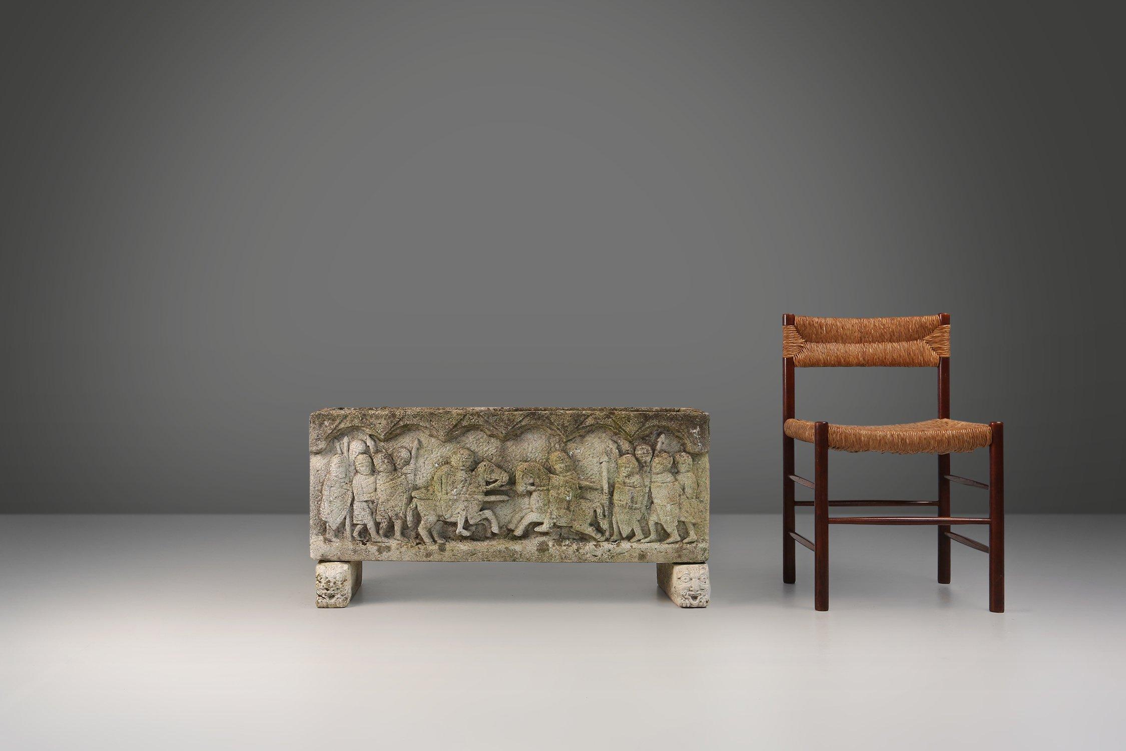 France / 1920s / jardinière / béton / sculptée / mid-century / vintage / design  

Rarement trouvée, cette exceptionnelle jardinière en béton est ornée de décorations sculptées de style romain représentant des guerriers en robe avec des lances et