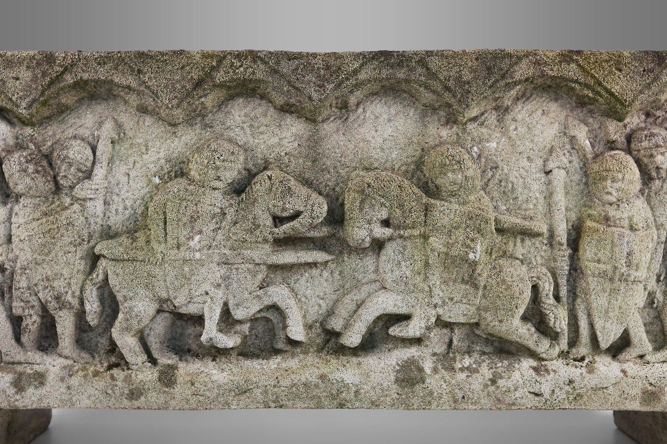 Jardinière en béton avec facade sculptée de style romain, France, années 1920 Bon état - En vente à Meulebeke, BE