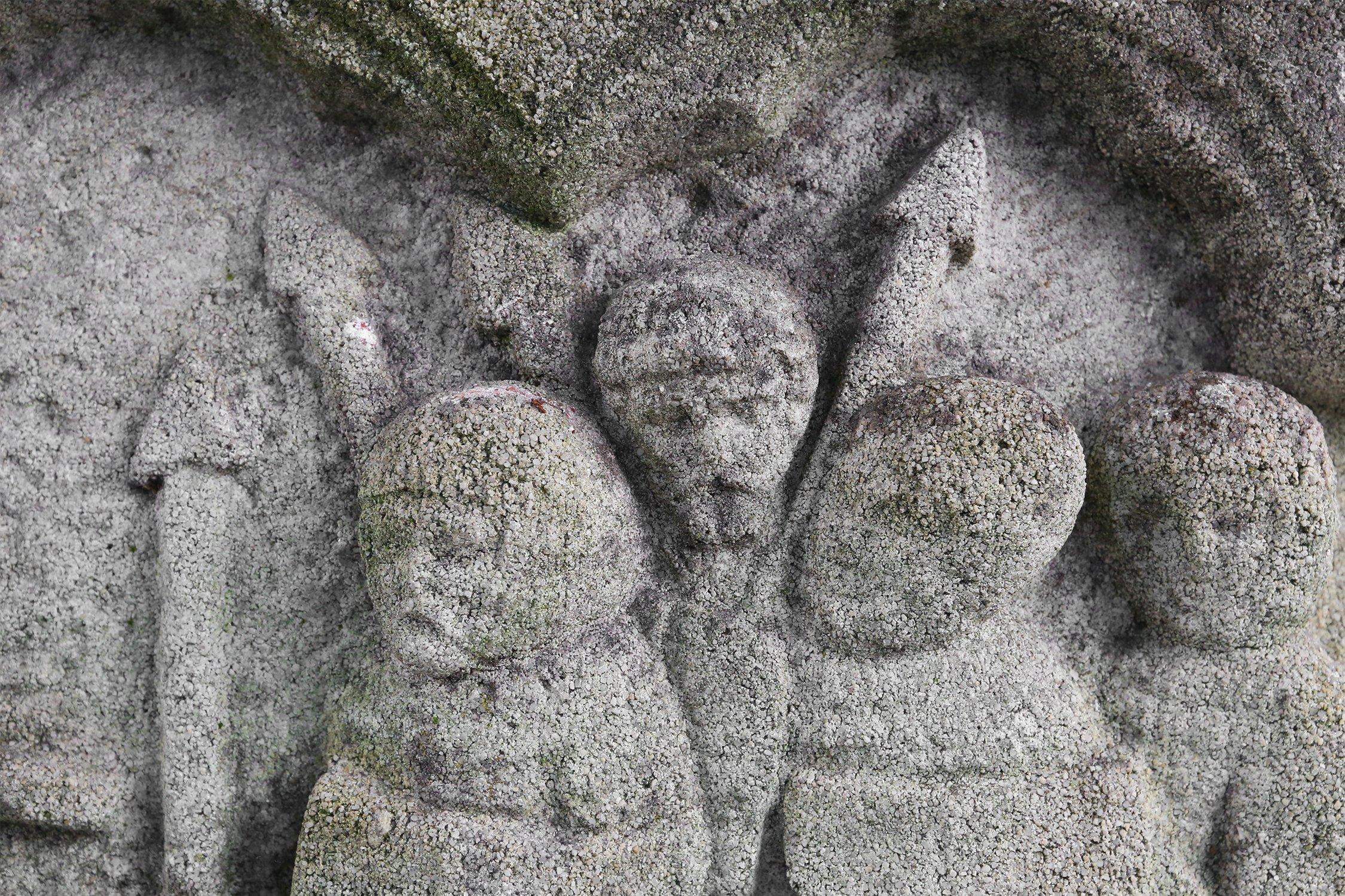 Jardinière en béton avec facade sculptée de style romain, France, années 1920 en vente 1