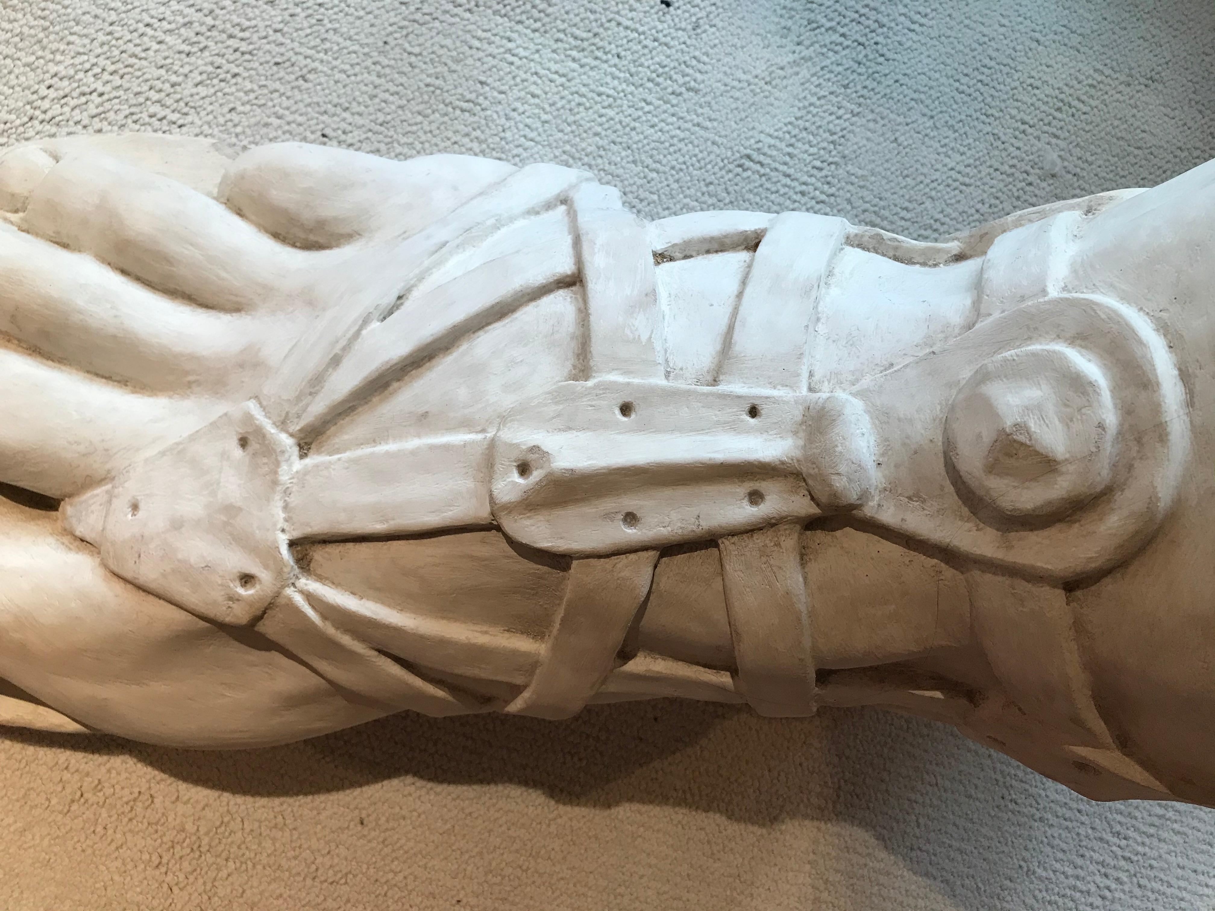 Figura di piede in stile rovina romana in cemento con sandalo In condizioni buone in vendita a Atlanta, GA