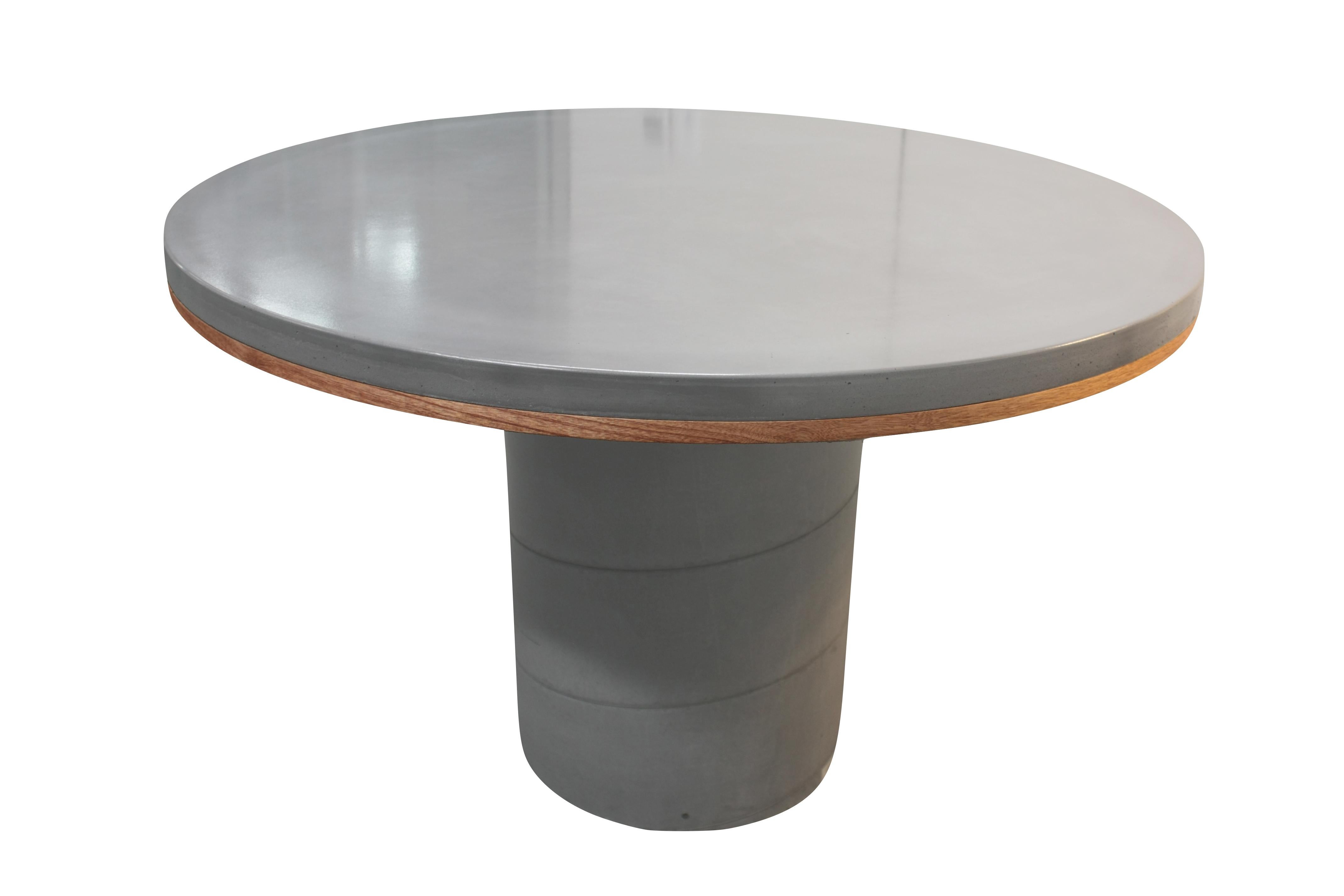 Dieser auf Bestellung gefertigte Esstisch aus glasfaserverstärktem Beton bringt Eleganz, Schlichtheit und Brutalismus in Ihren Raum. Inspiriert von der industriellen Konstruktion. Der leichte Hochleistungsbeton wird mit Glasfasern gemischt und ist