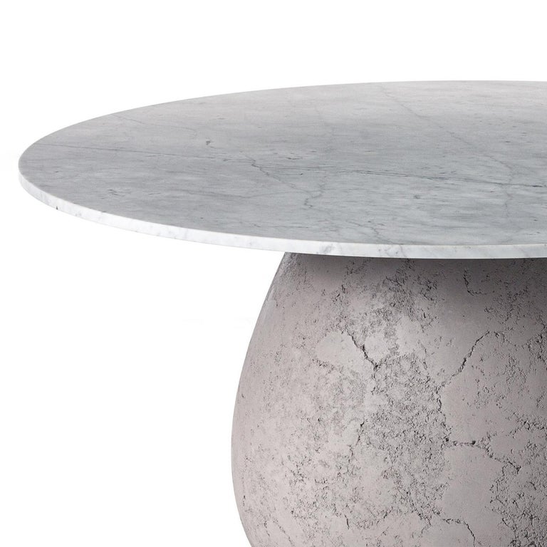 Table concrete round with base in concrete with cracked 
finishes and with round white polished marble top. With metal
frame under the top to reinforced the table.
Also available with top in 160cm diameter, price: 6950,00€.