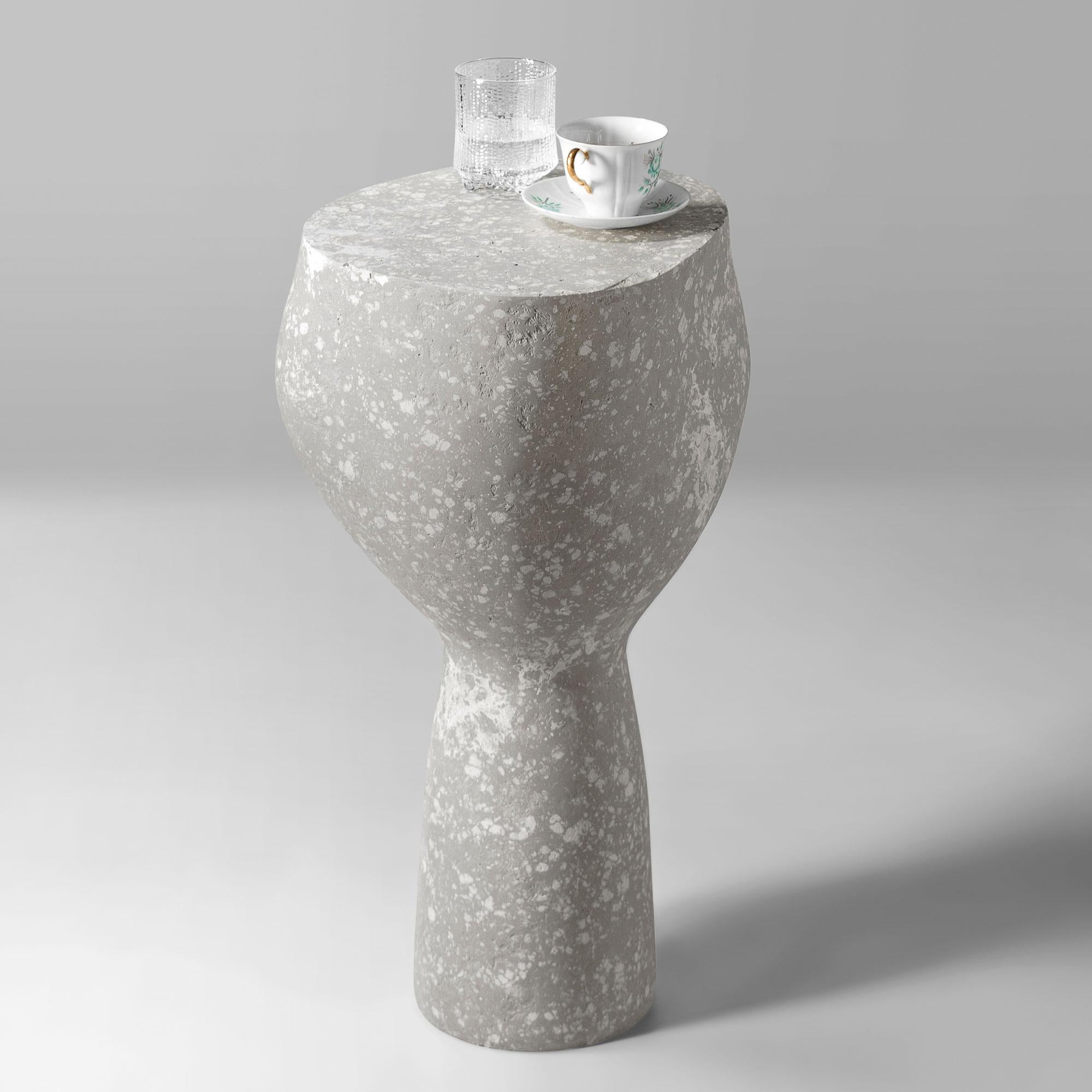 Lituanien Table d'appoint moderne en béton, Light Gray Cement by Donatas Žukauskas En stock en vente