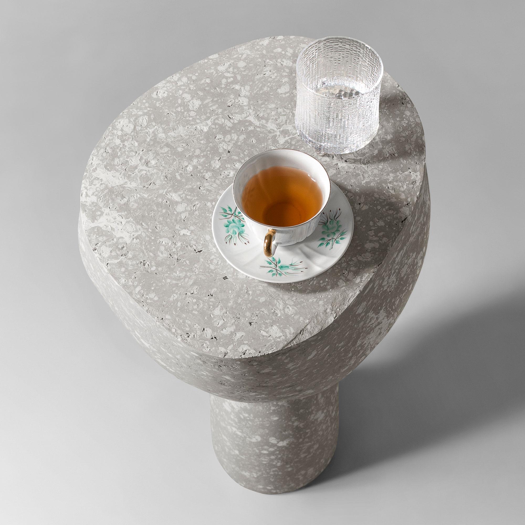 Fait main Table d'appoint moderne en béton, Light Gray Cement by Donatas Žukauskas En stock en vente