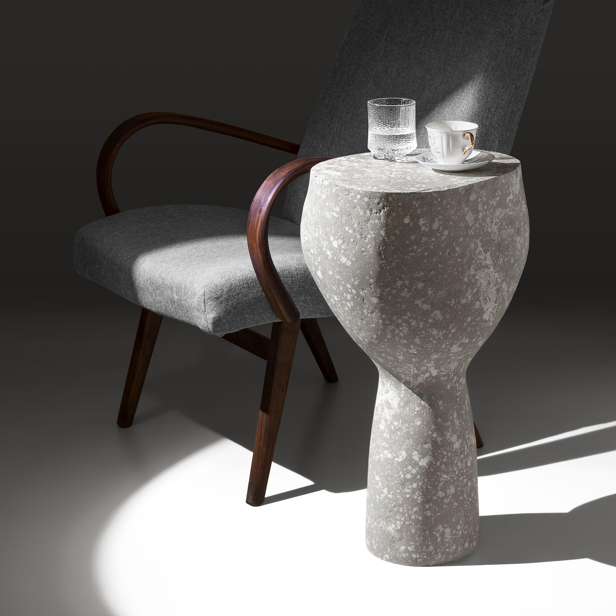 Béton Table d'appoint moderne en béton, Light Gray Cement by Donatas Žukauskas En stock en vente