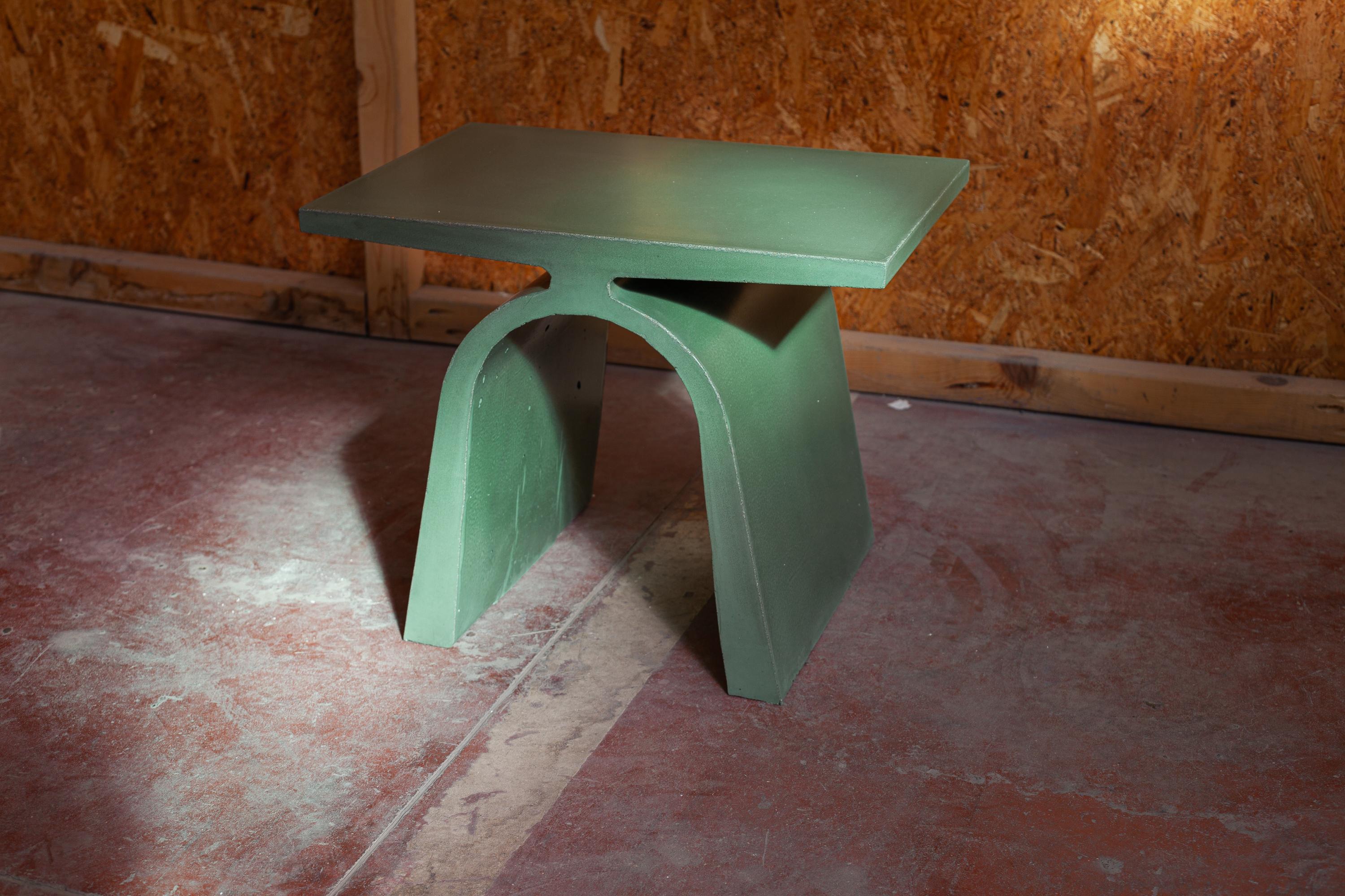 La table basse A fait partie de la collection Abecedario et marque le début d'un langage en ciment qui créera un alphabet en béton composé de tables et de tabourets coulés par une coulée de béton à l'intérieur d'un moule extrudé. 
Les produits de