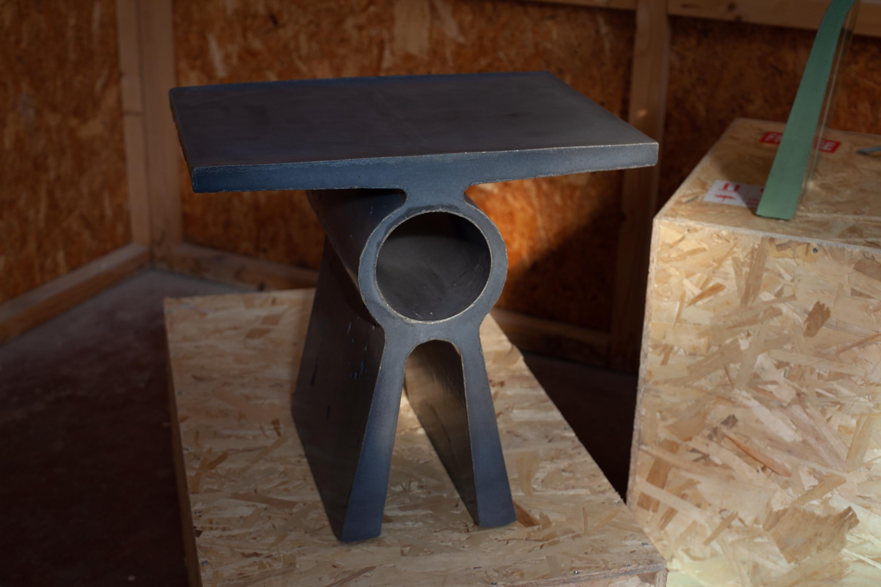 La table basse B fait partie de la Collection Abecedario et marque le début d'un langage en ciment qui créera un alphabet en béton composé de tables et de tabourets coulés à travers une coulée de béton à l'intérieur d'un moule extrudé. 
Les produits