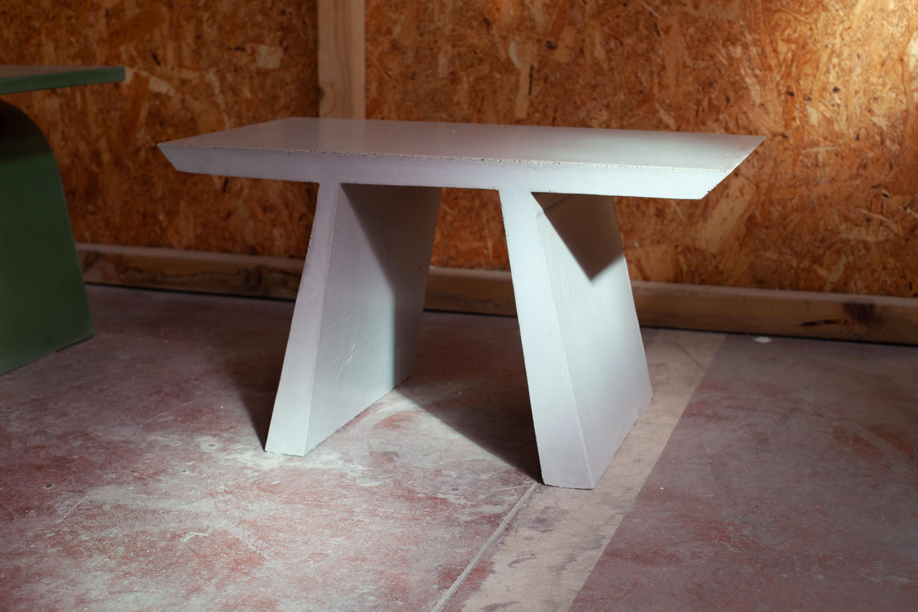 La table basse C fait partie de la collection Abecedario et marque le début d'un langage en ciment qui créera un alphabet en béton composé de tables et de tabourets coulés à travers une couche de béton à l'intérieur d'un moule extrudé. 
Les