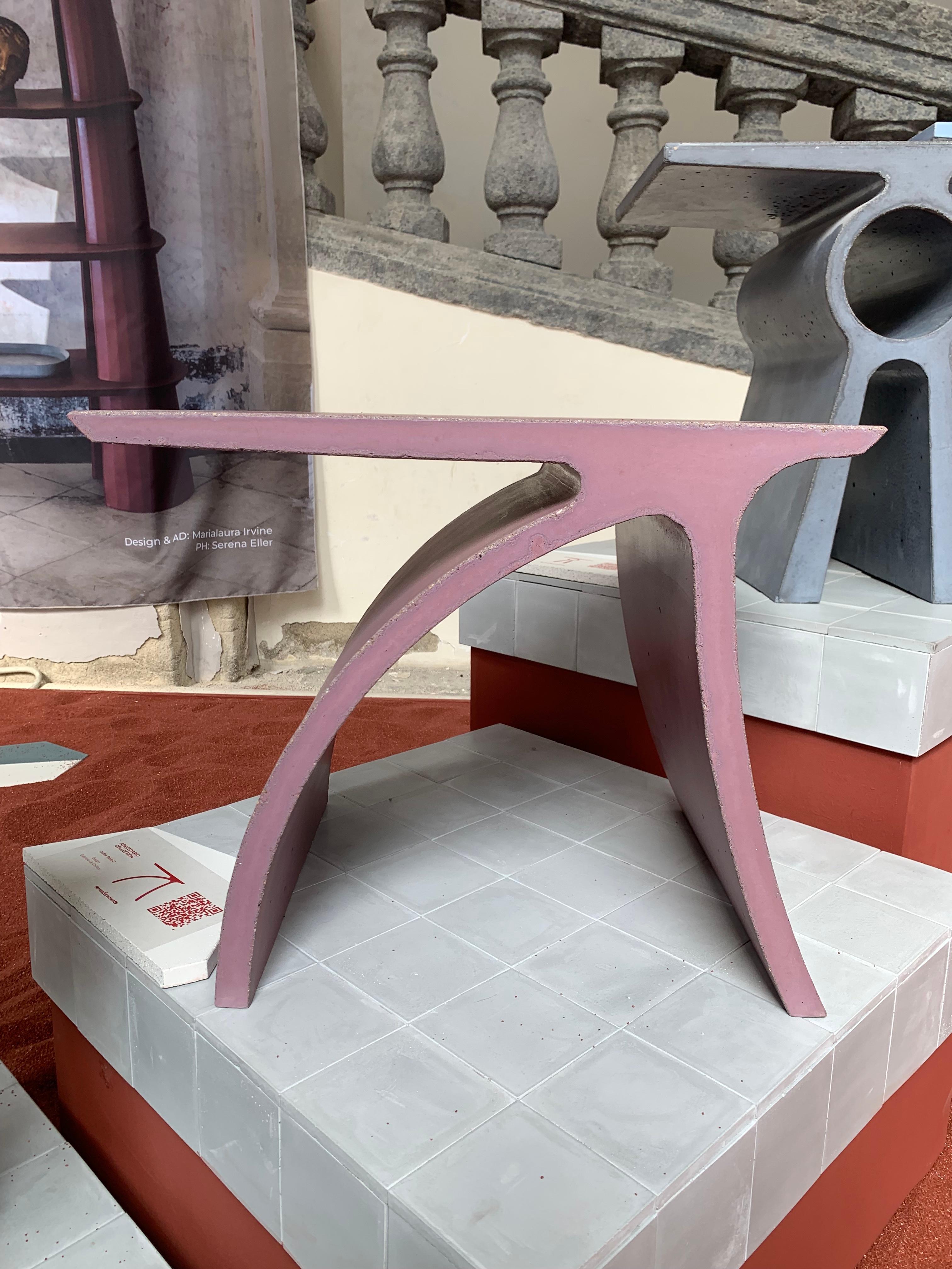 La table basse D fait partie de la Collection Abecedario ; elle marque le début d'un langage en ciment qui créera un alphabet en béton composé de tables et de tabourets coulés par une coulée de béton à l'intérieur d'un moule extrudé. 
Les produits