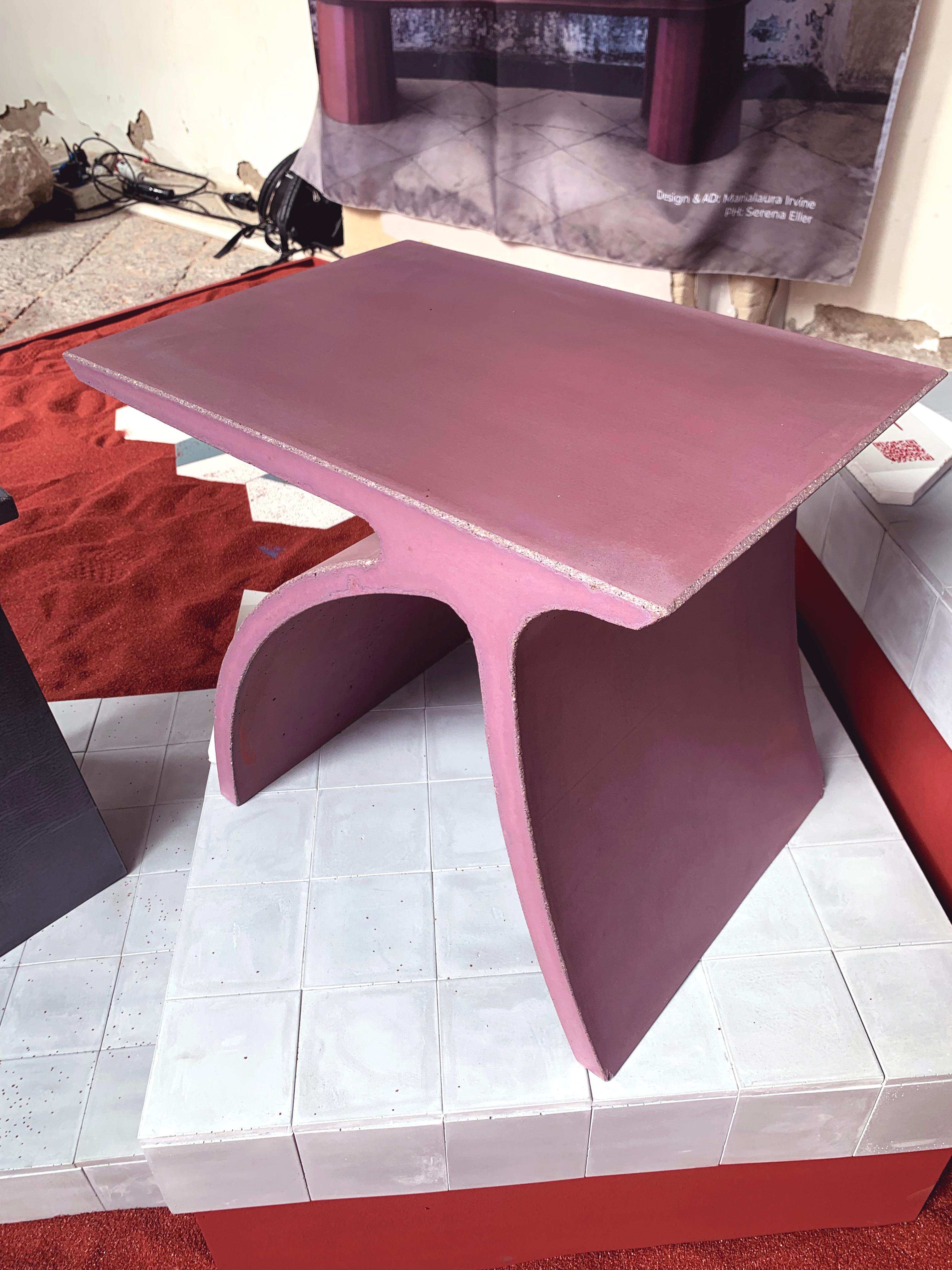 Brutalisme Table d'appoint en béton « D » de la collection Abecedario, couleur aubergine par Forma&Cemento en vente