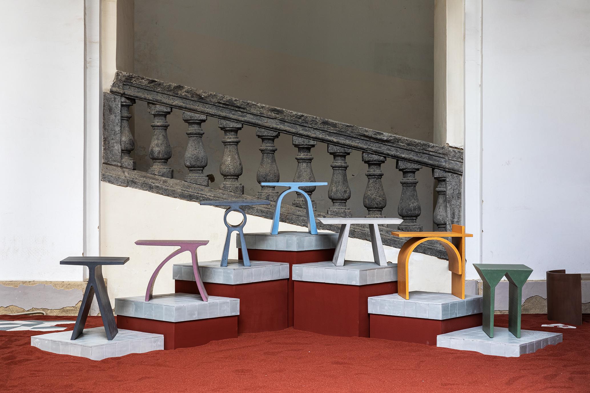 italien Table d'appoint en béton « D » de la collection Abecedario, couleur aubergine par Forma&Cemento en vente