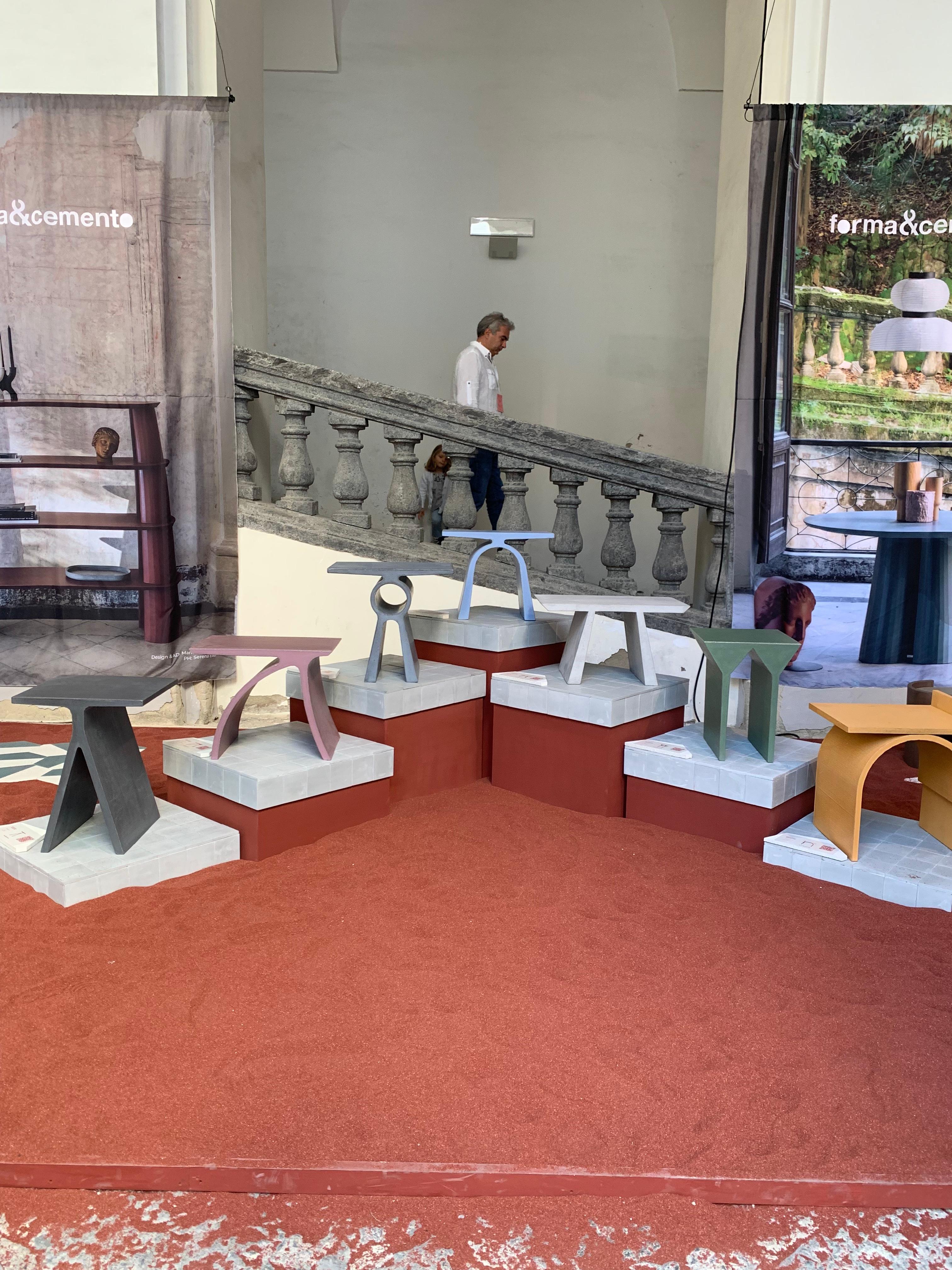 Brutalisme Table d'appoint en béton « F » de la collection Abecedario, couleur Ardesia par Forma&Cemento en vente