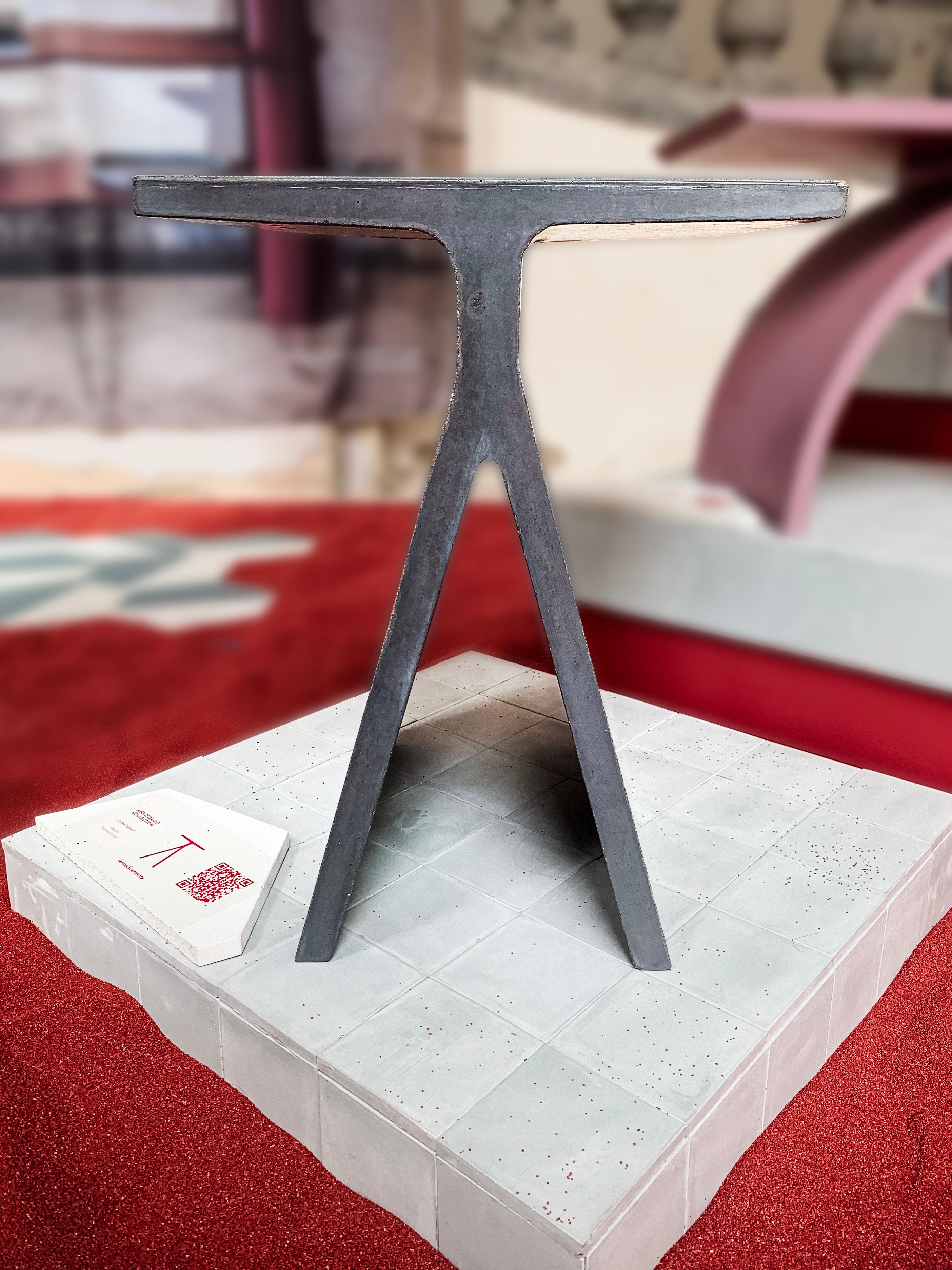 Table d'appoint en béton « F » de la collection Abecedario, couleur Ardesia par Forma&Cemento Neuf - En vente à Rome, Lazio