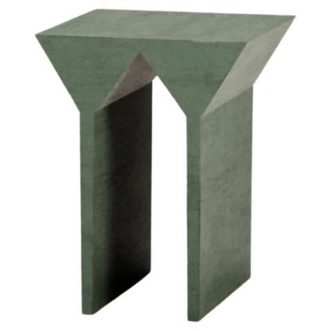 Der Couchtisch G ist Teil der Collection'S Abecedario; er markiert den Beginn einer Sprache aus Zement, die ein Alphabet aus Beton schafft, das aus Tischen und Hockern besteht, die durch Gießen von Beton in einer extrudierten Form entstehen. 
Die