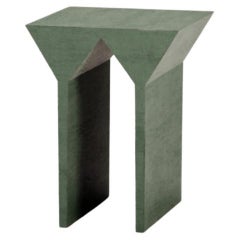 Table d'appoint en béton « G » de la collection Abecedario, couleur verte par Forma&Cemento