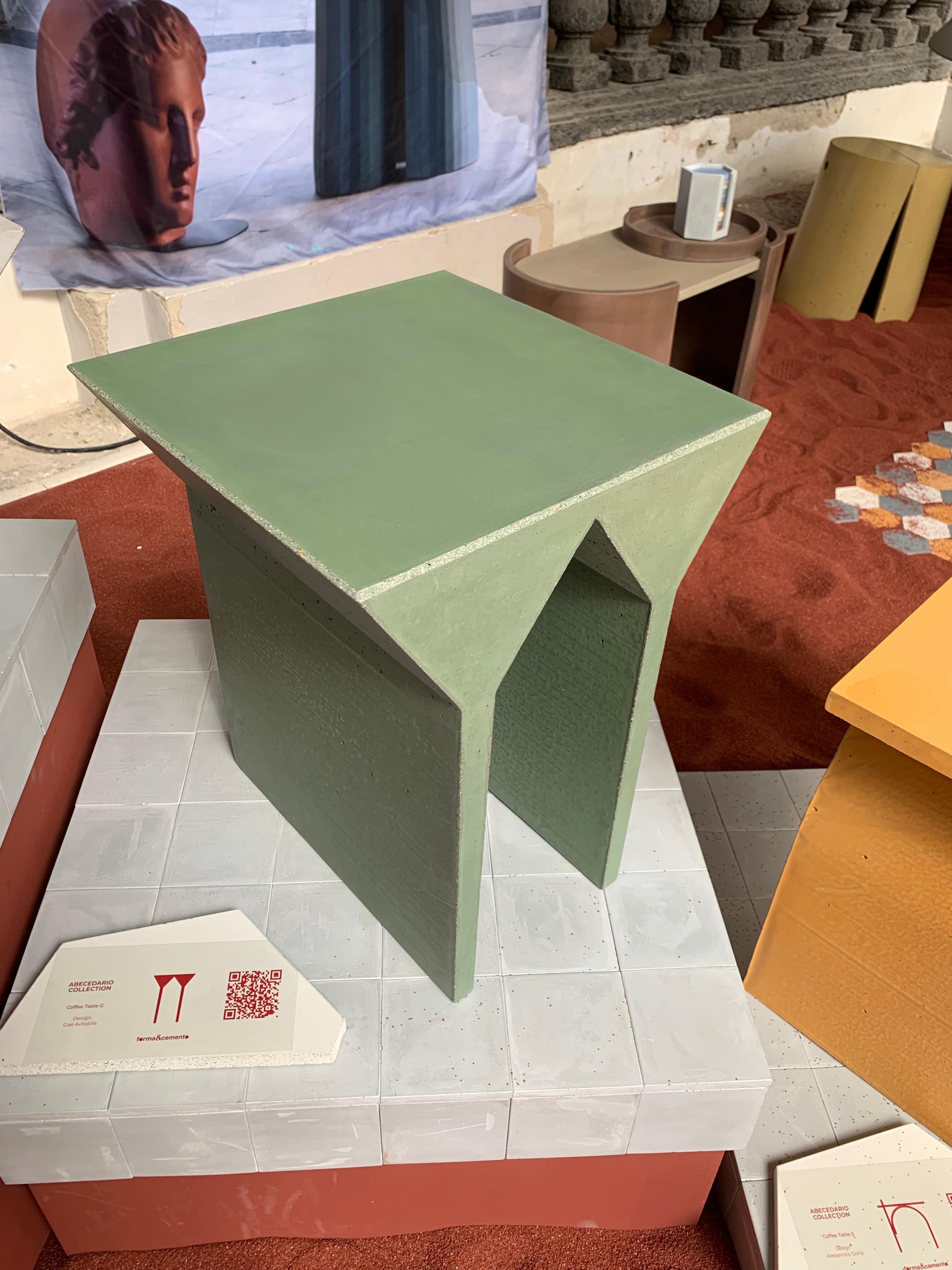 Brutalisme Table d'appoint en béton « G » de la collection Abecedario, couleur verte par Forma&Cemento en vente