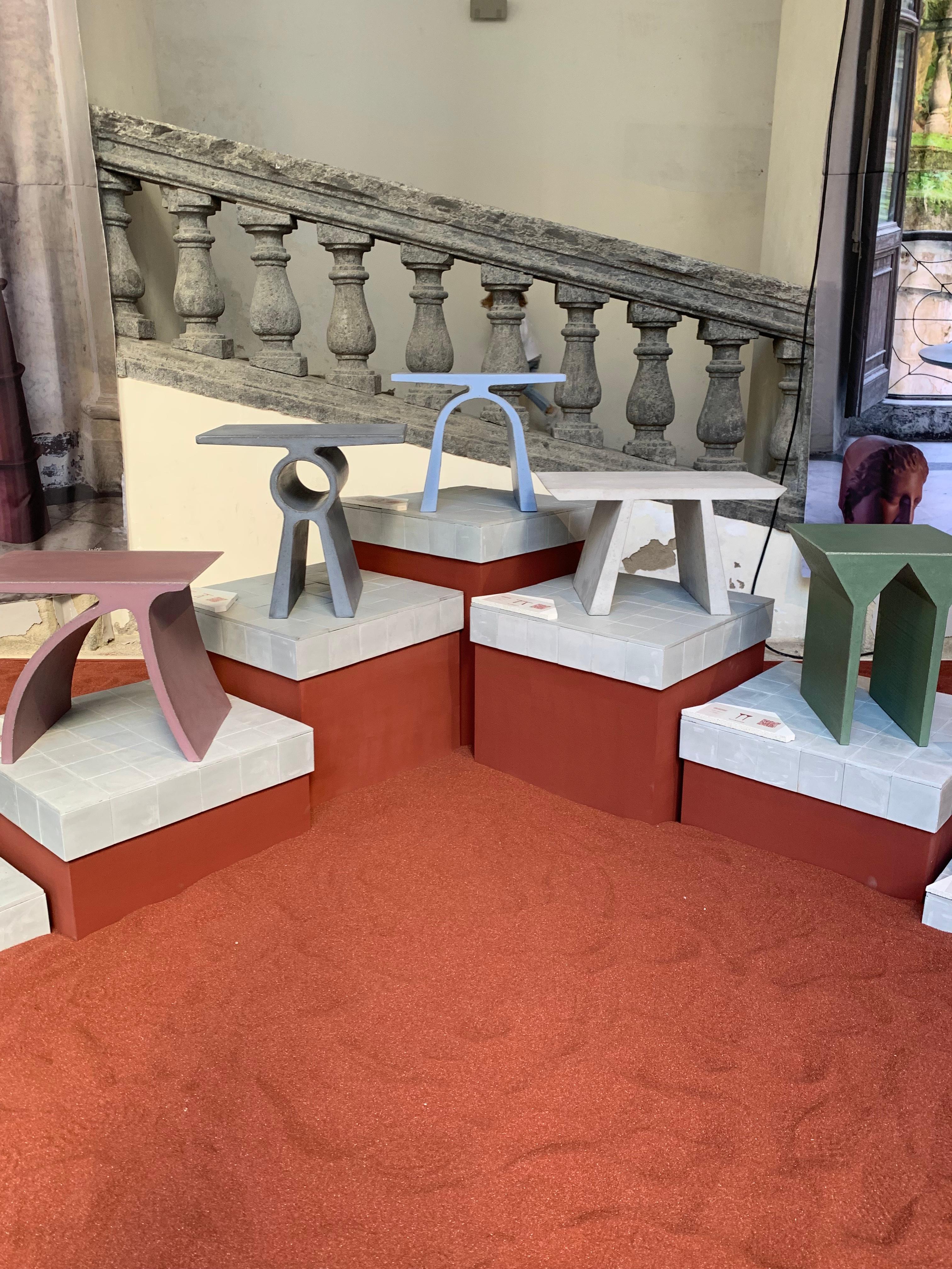 Moulage Table d'appoint en béton « G » de la collection Abecedario, couleur verte par Forma&Cemento en vente
